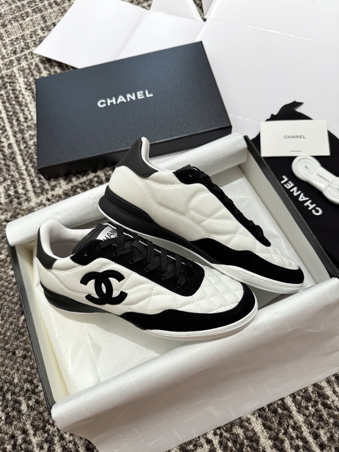 Кроссовки Chanel в черно-белой расцветке