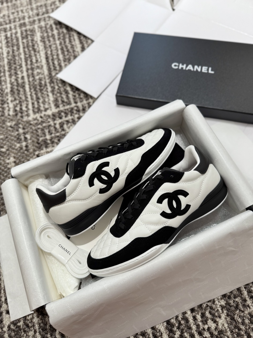 Кроссовки Chanel в черно-белой расцветке