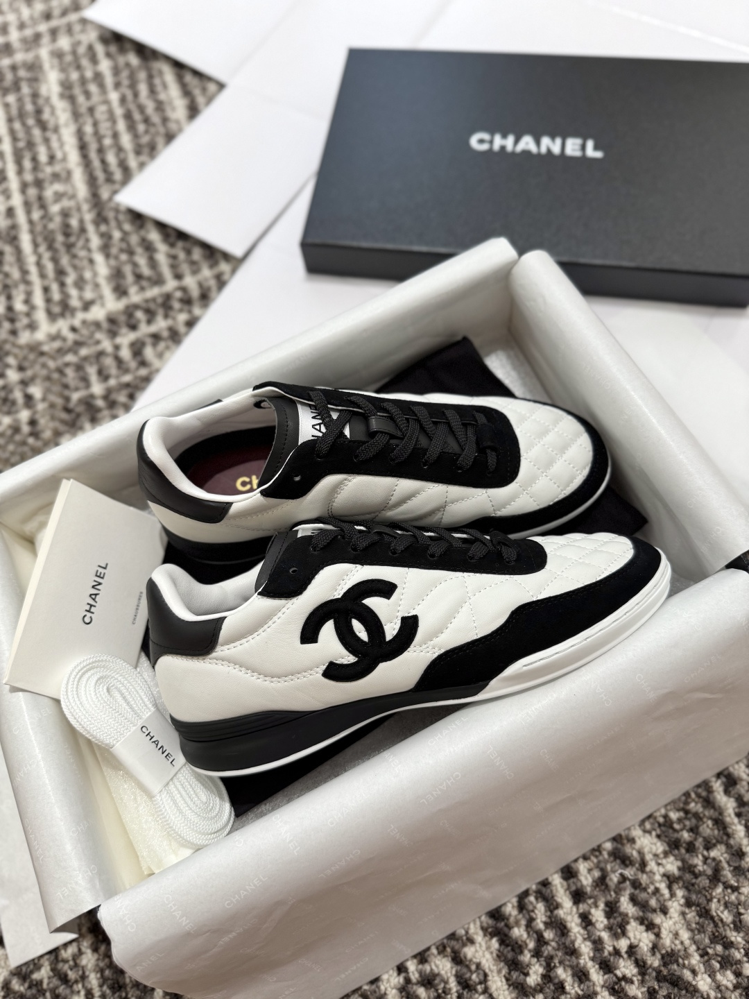 Кроссовки Chanel в черно-белой расцветке