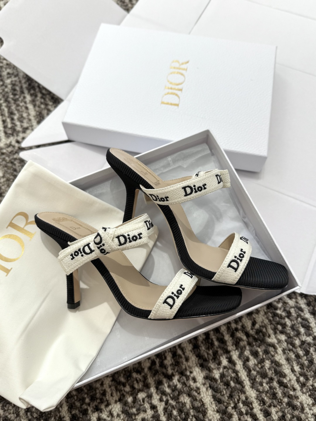 Женские босоножки Dior с логотипом