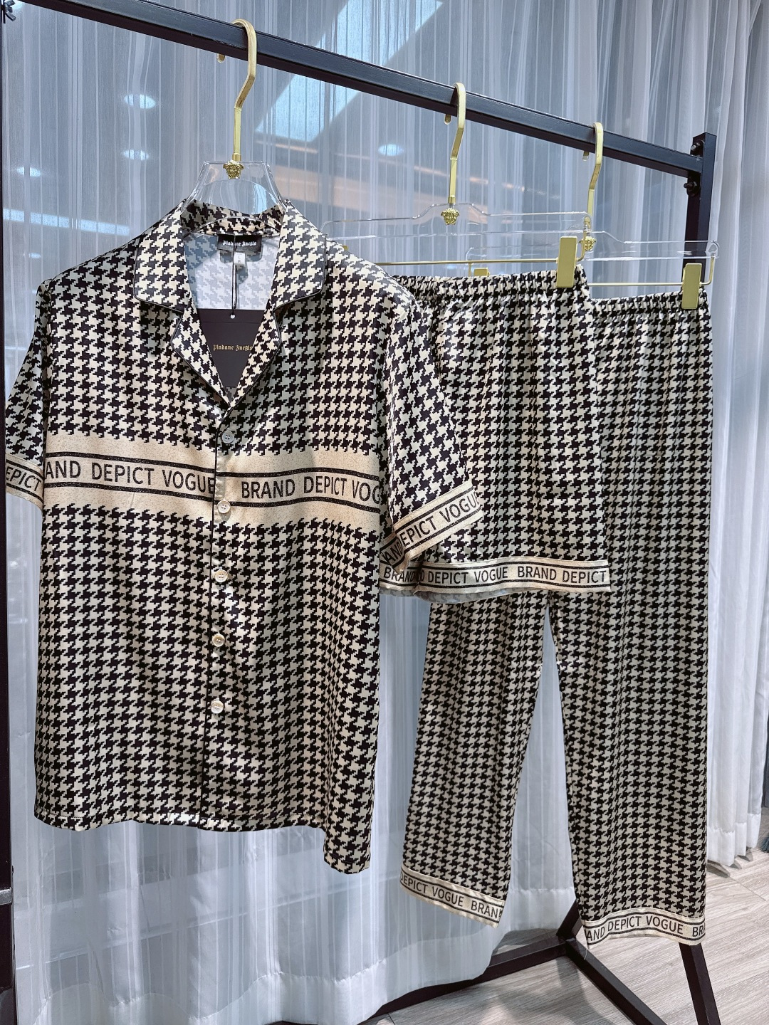 NO:128379,Paijia original new model is available. Didi high-end home clothing set. Three-piece short-sleeved shorts and trousers. The same style for couples, using high-end Korean silk fabric, comfortable upper body effect, size M-3XL (silk products should not be machine-washed, it is recommended to wash by hand or wash with laundry bags), shorts, T-shirt, real silk, alexander wang19860909派家原创 新款上市 迪迪 高端家居服套装 三件套短袖短裤长裤 情侣男女同款,采用高定韩国丝面料,上身效果舒适,尺码M—3XL（真丝产品切勿机洗,建议手洗或者洗衣袋洗）,,shorts,T-shirt,real silk,alexander wang,Men's clothing