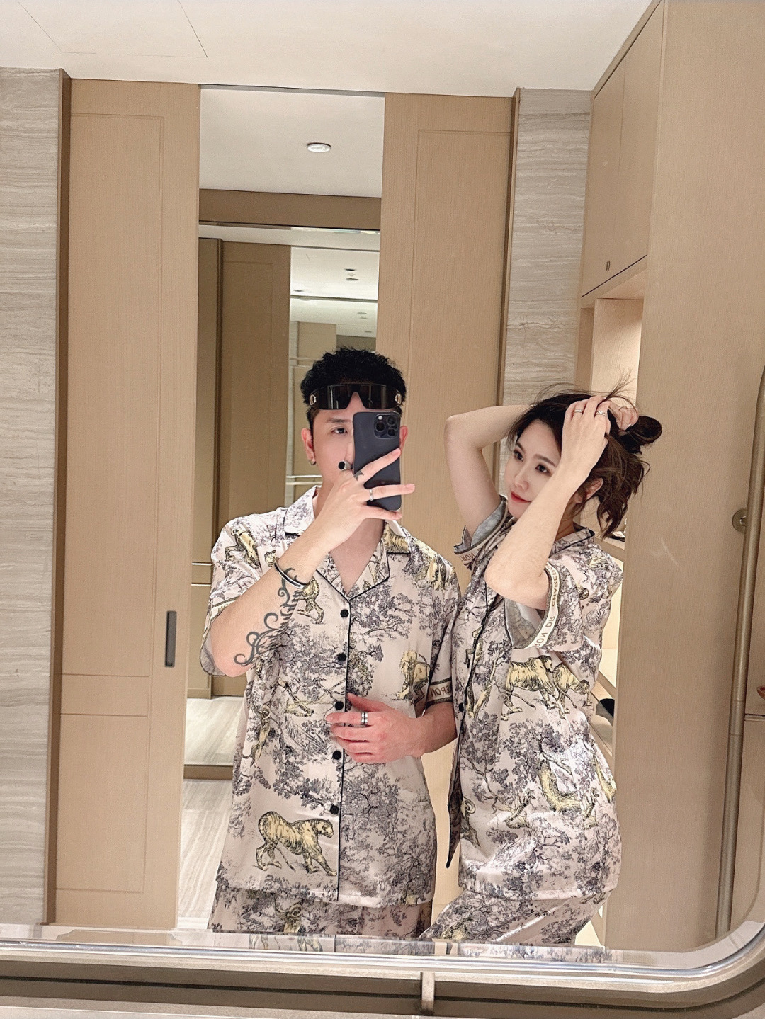 NO:128373,Paijia original new Dijia high-end home clothing set, three-piece short-sleeved shorts and trousers, same style for couples, using high-quality Korean silk fabric, comfortable upper body effect, size M-3XL (silk products should not be machine-washed, recommended to hand wash or laundry bag) with exquisite packaging bags, dior, shorts, T-shirt, real silk, alexander wang19860909派家原创 新款迪家 高端家居服套装,三件套短袖短裤长裤 情侣男女同款,采用高定韩国丝面料,上身效果舒适,尺码M—3XL（真丝产品切勿机洗,建议手洗或者洗衣袋洗）配精美包装袋,,dior,shorts,T-shirt,real silk,alexander wang,Men's clothing