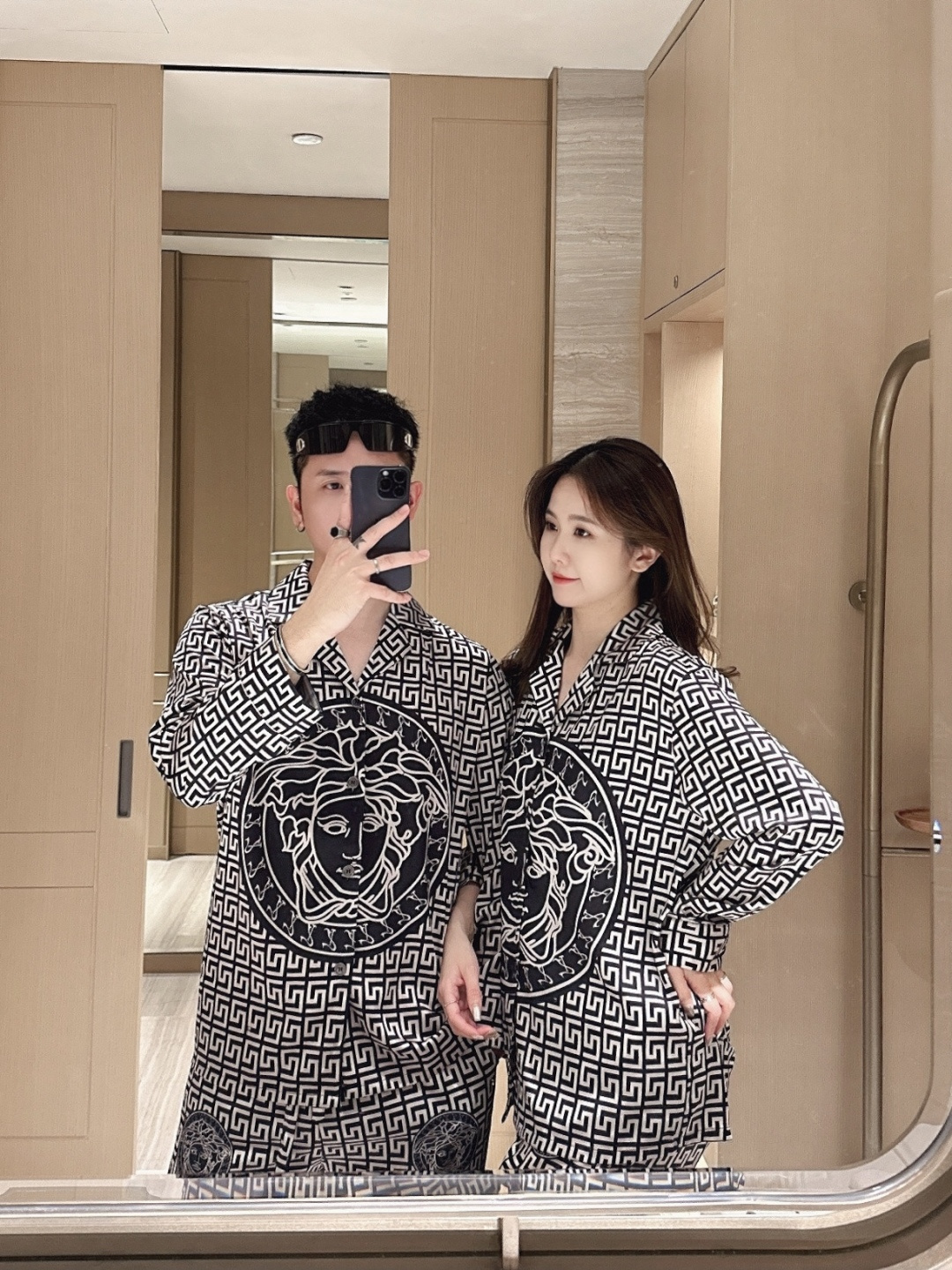 NO:128376,Paijia original new style Fanfan couple style suit long sleeve trousers high-end home clothing suit, same style for men and women, using high-end Korean silk fabric, comfortable upper body effect, size M-3XL (silk products should not be washed by machine, it is recommended to wash by hand or wash with laundry bag), real silk, alexander wang19860909派家原创 新款范范 情侣款套装 长袖长裤 高端家居服套装,男女同款,采用高定韩国丝面料,上身效果舒适,尺码M—3XL（真丝产品切勿机洗,建议手洗或者洗衣袋洗）,,real silk,alexander wang,Men's clothing
