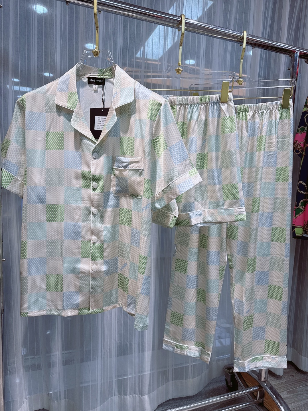 NO:142116,Paijia original new model is available for sale. New products of Lujia. Short-sleeved shorts and trousers. Three-piece set of high-end home clothes. Couples are made of high-end South Korean silk fabrics, with comfortable upper body effect, same style for men and women, size M-3XL (silk products should not be machine-washed, it is recommended to wash by hand or wash with laundry bags),, louis vuitton, shorts, T-shirt, real silk, alexander wang19860909派家原创 新款上市 驴家新品 短袖短裤长裤三件套高端家居服 情侣男女同款 采用高定南韩丝面料,上身效果舒适,男女同款,尺码M—3XL（真丝产品切勿机洗,建议手洗或者洗衣袋洗）,,louis vuitton,shorts,T-shirt,real silk,alexander wang,Men's clothing