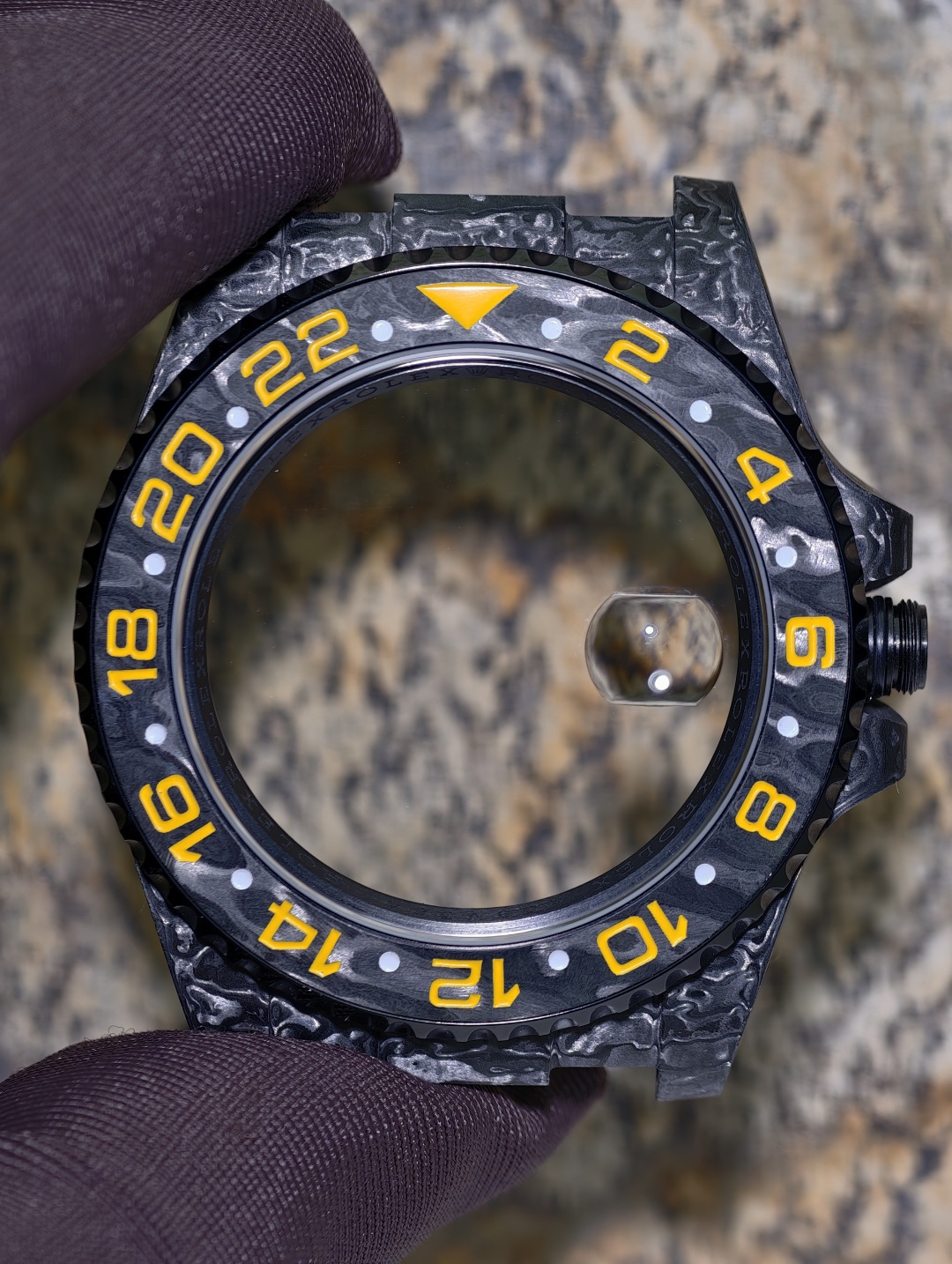 NO:726397,The Greenwich GMT produced by the DIW modified brand is black and yellow. It is equipped with an integrated 3186 movement, real GMT function, and quick adjustment of the hour and calendar. The remaining accessories are all assembled into a watch with customized parts. Customized sapphire crystal glass, sapphire-coated magnifying glass at 3 o'clock, customized hands, customized imported carbon fiber dial, customized imported carbon fiber scale ring, customized imported NTT material case, customized five-star titanium alloy screws, customized imported NTT material buckle, customized canvas Velcro strap  Below is a comparison picture between my watch case and the domestic carbon fiber material. My case is made of imported NTT material. It uses dry carbon technology and has a unique reflective wave pattern. It is made of the same material as Richard. The black part is darker and more transparent, and the silver reflection is more dazzling. The domestic carbon needle-dimensional material watch case is made of wet carbon technology. The black part is gray and the silver reflection is dull.19860909DIW改装品牌出品的格林尼治GMT 黑黄配色 搭载一体3186机芯,真实GMT功能,快调时针调日历 剩余配件全部是用定制件组装成表 定制蓝宝石水晶玻璃,3点钟蓝宝石镀膜放大镜 定制指针 定制进口碳纤维表盘 定制进口碳纤维刻度圈口 定制进口NTT材质表壳 定制五星钛合金螺丝 定制进口NTT材质表扣 定制帆布魔术贴表带 下面是我家和国产碳纤维材质表壳的对比图哦 我家的壳是进口NTT材质 采用干碳工艺,有独特的反光波浪纹路 和理查同料子 黑色的部分更黑更透,银色反光更耀眼 而国产碳针维材质的表壳 是湿碳工艺 黑色部分发灰,银色反光暗淡,,Watch