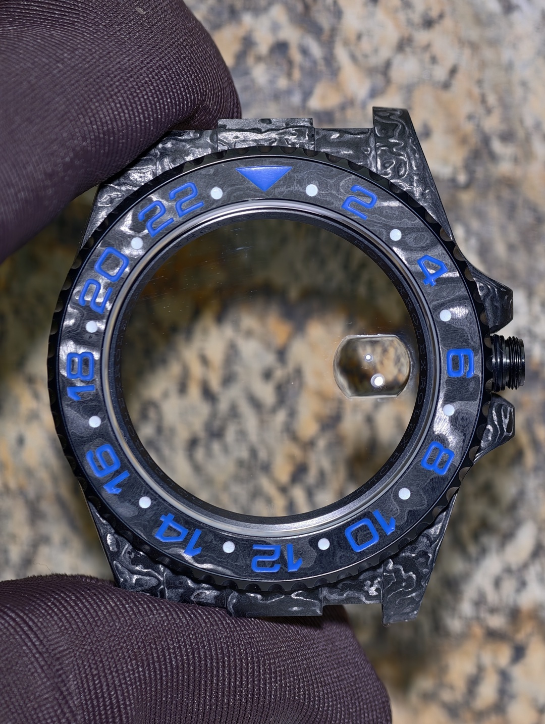 NO:726403,Greenwich GMT produced by DIW modified brand in black and blue color. It is equipped with integrated 3186 movement, real GMT function, quick adjustment hour hand and calendar. The remaining accessories are all assembled into a watch with customized parts. Customized sapphire crystal glass, sapphire-coated magnifying glass at 3 o'clock. Customized hands. Customized imported carbon fiber dial. Customized imported carbon fiber scale ring. Customized imported NTT material case. Customized five-star titanium alloy screws. Customized imported NTT material buckle. Customized canvas Velcro strap.  Below is a comparison picture between my watch case and the domestic carbon fiber material. My case is made of imported NTT material. It uses dry carbon technology and has a unique reflective wave pattern. It is made of the same material as Richard. The black part is darker and more transparent, and the silver reflection is more dazzling. The domestic carbon needle-dimensional material watch case is made of wet carbon technology. The black part is gray and the silver reflection is dull.19860909DIW改装品牌出品的格林尼治GMT 黑蓝配色 搭载一体3186机芯,真实GMT功能,快调时针调日历 剩余配件全部是用定制件组装成表 定制蓝宝石水晶玻璃,3点钟蓝宝石镀膜放大镜 定制指针 定制进口碳纤维表盘 定制进口碳纤维刻度圈口 定制进口NTT材质表壳 定制五星钛合金螺丝 定制进口NTT材质表扣 定制帆布魔术贴表带 下面是我家和国产碳纤维材质表壳的对比图哦 我家的壳是进口NTT材质 采用干碳工艺,有独特的反光波浪纹路 和理查同料子 黑色的部分更黑更透,银色反光更耀眼 而国产碳针维材质的表壳 是湿碳工艺 黑色部分发灰,银色反光暗淡,,Watch