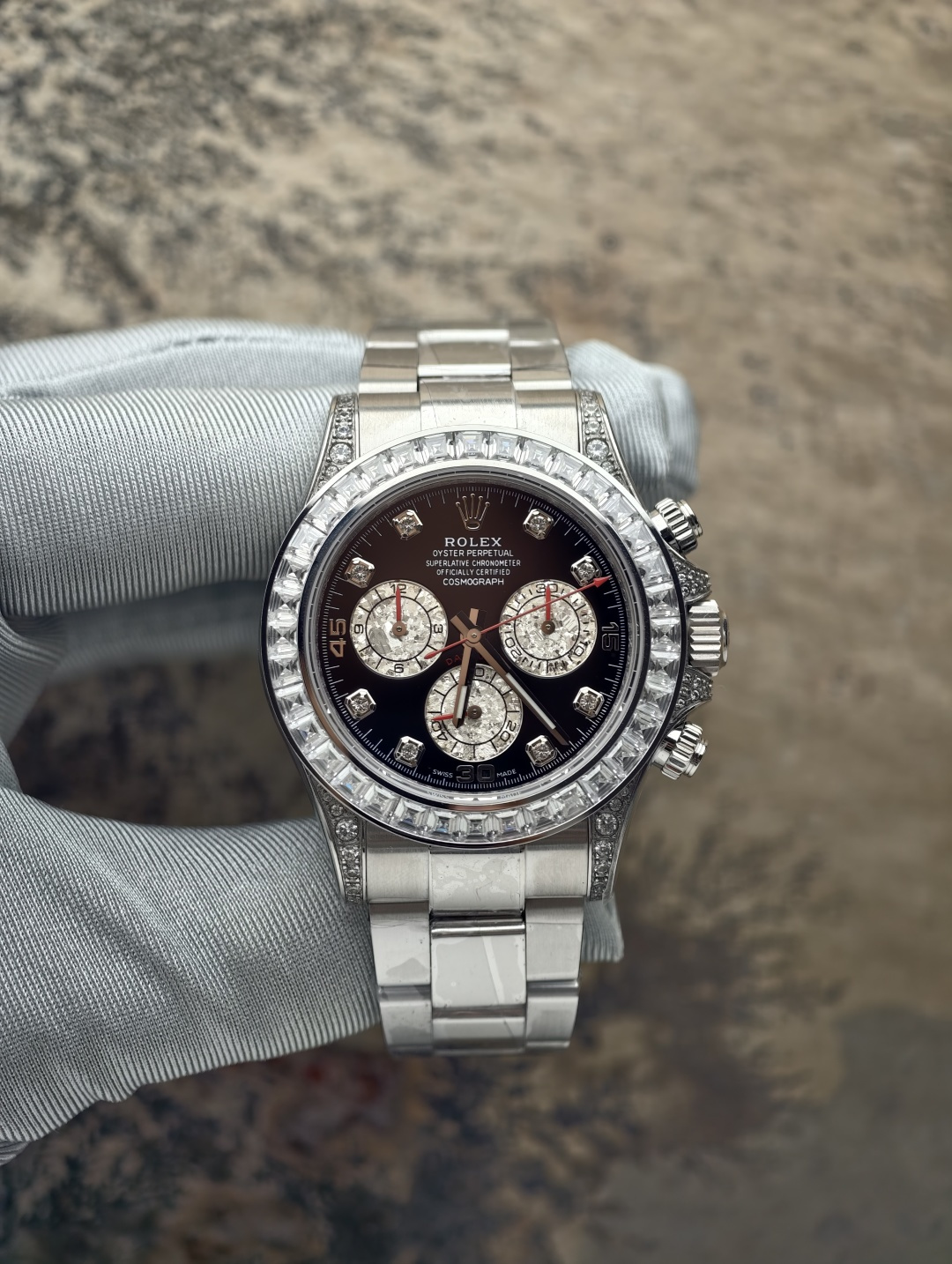 NO:726378,The old Daytona is equipped with a Dandong integrated chronograph movement. The remaining accessories are all assembled with customized parts. Customized sapphire crystal glass. Customized hands. Customized dial. Customized cultured diamond scale ring. Customized tungsten copper case and strap (same weight as the original). Customized Swiss PVD gold-plating process (original Longines gold plating process). The only counterweight in the entire network. High-end products that will not fade or peel. Can issue an authoritative organization appraisal certificate with gold on the surface.  A watch, a string of codes, and a certificate are real certificates that can be scanned and queried. The gold-plating process is very durable and will never fade or peel off. The gold-plating process of this watch is a photoelectric coating that is first carried out to avoid oxidation caused by the contact between the tungsten-copper alloy shell and oxygen. When processed using the traditional gold-plating process, the color and color texture of the precious metal are infinitely close to the color and texture of 18K gold. The traditional gold-plated surface also needs to be PVD vacuum coating technology to increase durability.  In fact, it has been treated with three coatings before it can be burned for three minutes under a high temperature of 1,000 degrees without fading. I solemnly promise a 2-year warranty. If the color fades, replace it with a new one. This is the kind of product that sells for 13,000 in live broadcast rooms and says it contains seven or eight grams of gold. My family does not deceive customers. This watch can issue an appraisal certificate of 'gold content on the surface.' However, the gold content of this watch cannot reach 75% of 18K gold. It is very durable and will not fade or peel.  Instant sale of all factory goods, longines, gold plating19860909老款迪通拿 搭载丹东一体计时机芯 剩余配件全部是用定制件组装成表 定制蓝宝石水晶玻璃 定制指针 定制表盘 定制培育钻刻度圈 定制钨铜材质表壳表带（达到和原版一样重量） 定制瑞士PVD包金工艺（原装浪琴的镀金工艺） 全网唯一的配重劳 不会掉色掉皮的高端产品 可以出具表面含金的权威机构鉴定证书 做到真实的一表一串码一证书 是可以扫码查询的真证书 包金处理的非常耐用 绝对不会掉色掉皮 秒杀一切厂货 这个表的包金工艺 是先经行的光电涂层 避免钨铜合金壳和氧气接触会发生氧化 在用传统的包金工艺加工上 贵金属的颜色 颜色质感无限接近18K金的颜色质感 在传统包金的表面还要进行 PVD真空覆膜技术 才能增加耐用度 其实是处理了三次镀层 才可以做到在一千度的高温下面 持续烧三分钟海不掉色 郑重承诺 质保2年 掉色换新 这就是那些直播间卖1.3万 说包了七八克金的那种货 我家不欺骗客户 这个表是可以出具“表面含金”的鉴定证书 只是这个表的含金量是做不到18K金的75的 只是非常耐用 不会掉色掉皮 秒杀一切厂货,,longines,gold plating,Watch