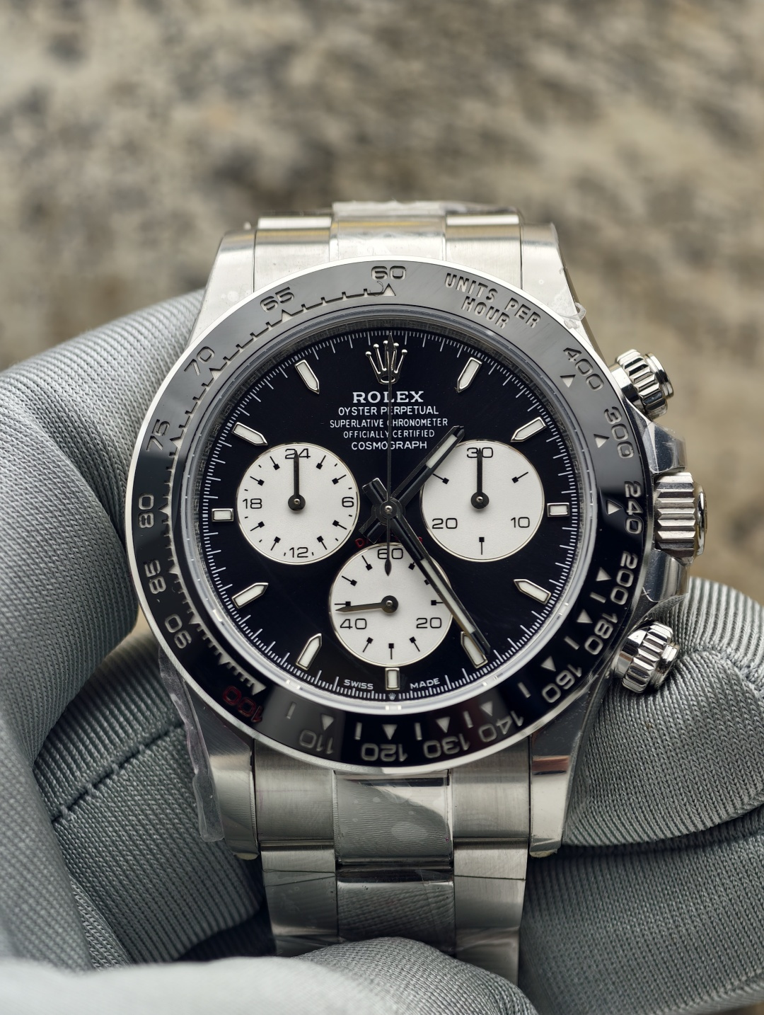 NO:726384,The Daytona Le Mans anniversary model is equipped with the Dandong integrated 4132 chronograph movement. All remaining accessories are assembled into the watch with customized parts. Customized sapphire crystal glass. Customized hands. Customized dial. Customized ceramic scale ring. Customized tungsten copper case and strap (same weight as the original). Customized Swiss PVD gold-plating process (original Longines gold plating process). The only counterweight in the entire network. High-end products that will not fade or peel. Can issue an authoritative organization appraisal certificate with gold on the surface.  A watch, a string of codes, and a certificate are real certificates that can be scanned and queried. The gold-plating process is very durable and will never fade or peel off. The gold-plating process of this watch is a photoelectric coating that is first carried out to avoid oxidation caused by the contact between the tungsten-copper alloy shell and oxygen. When processed using the traditional gold-plating process, the color and color texture of the precious metal are infinitely close to the color and texture of 18K gold. The traditional gold-plated surface also needs to be PVD vacuum coating technology to increase durability.  In fact, it has been treated with three coatings before it can be burned for three minutes under a high temperature of 1,000 degrees without fading. I solemnly promise a 2-year warranty. If the color fades, replace it with a new one. This is the kind of product that sells for 13,000 in live broadcast rooms and says it contains seven or eight grams of gold. My family does not deceive customers. This watch can issue an appraisal certificate of 'gold content on the surface.' However, the gold content of this watch cannot reach 75% of 18K gold. It is very durable and will not fade or peel.  Instant sale of all factory goods, longines, gold plating19860909迪通拿勒芒周年款 搭载丹东一体4132计时机芯 剩余配件全部是用定制件组装成表 定制蓝宝石水晶玻璃 定制指针 定制表盘 定制陶瓷刻度圈 定制钨铜材质表壳表带（达到和原版一样重量） 定制瑞士PVD包金工艺（原装浪琴的镀金工艺） 全网唯一的配重劳 不会掉色掉皮的高端产品 可以出具表面含金的权威机构鉴定证书 做到真实的一表一串码一证书 是可以扫码查询的真证书 包金处理的非常耐用 绝对不会掉色掉皮 秒杀一切厂货 这个表的包金工艺 是先经行的光电涂层 避免钨铜合金壳和氧气接触会发生氧化 在用传统的包金工艺加工上 贵金属的颜色 颜色质感无限接近18K金的颜色质感 在传统包金的表面还要进行 PVD真空覆膜技术 才能增加耐用度 其实是处理了三次镀层 才可以做到在一千度的高温下面 持续烧三分钟海不掉色 郑重承诺 质保2年 掉色换新 这就是那些直播间卖1.3万 说包了七八克金的那种货 我家不欺骗客户 这个表是可以出具“表面含金”的鉴定证书 只是这个表的含金量是做不到18K金的75的 只是非常耐用 不会掉色掉皮 秒杀一切厂货,,longines,gold plating,Watch