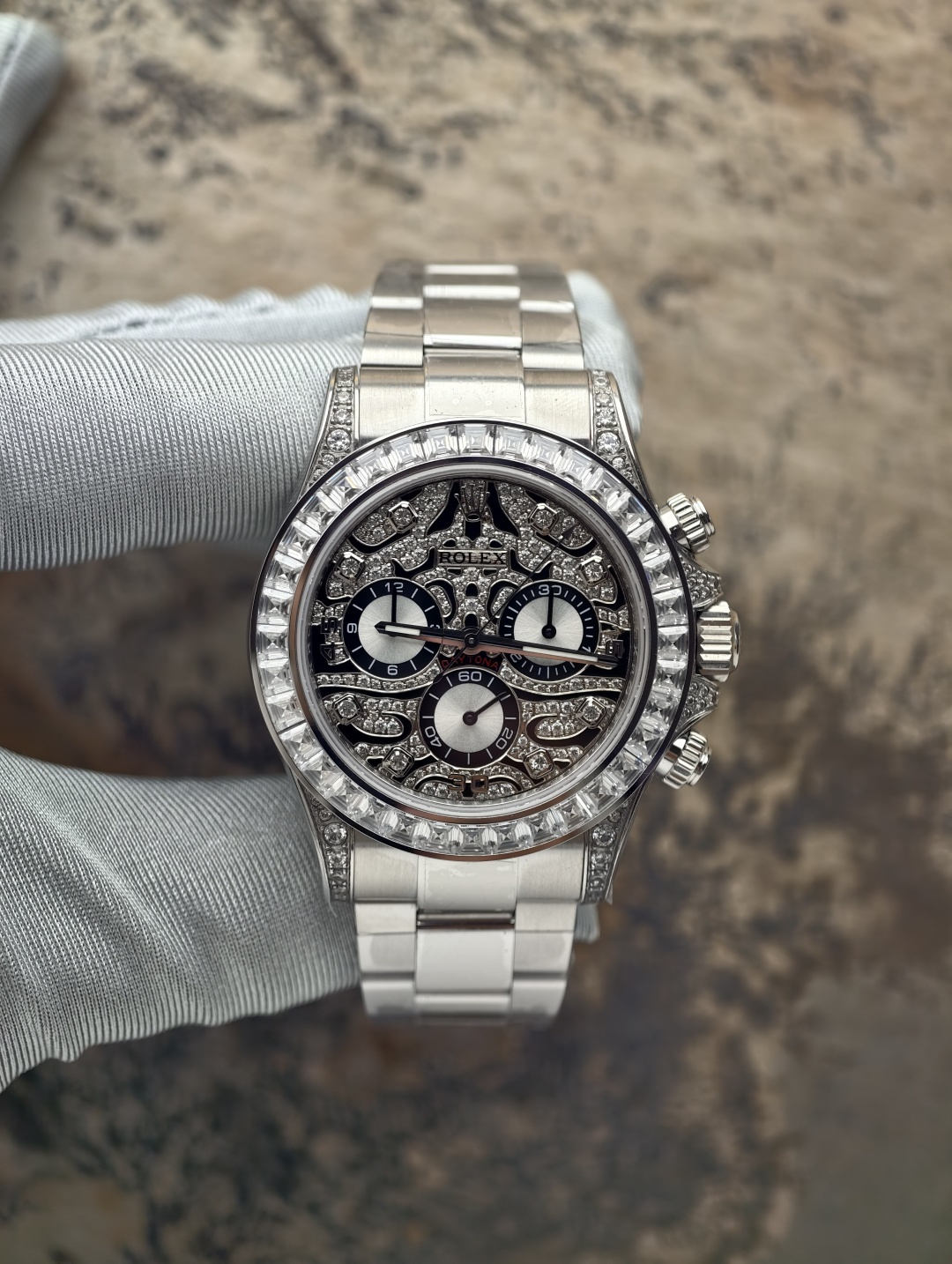 NO:726388,The old Daytona is equipped with a Dandong integrated chronograph movement. The remaining accessories are all assembled into watches with customized parts. Customized sapphire crystal glass. Customized hands. Customized dial. Customized cultured scale ring. Customized tungsten copper case and strap (the same weight as the original version). Customized Swiss PVD gold-plating process (original Longines gold plating process). The only counterweight in the entire network. High-end products that will not fade or peel. Can issue an authoritative organization appraisal certificate with gold on the surface.  A watch, a string of codes, and a certificate are real certificates that can be scanned and queried. The gold-plating process is very durable and will never fade or peel off. The gold-plating process of this watch is a photoelectric coating that is first carried out to avoid oxidation caused by the contact between the tungsten-copper alloy shell and oxygen. When processed using the traditional gold-plating process, the color and color texture of the precious metal are infinitely close to the color and texture of 18K gold. The traditional gold-plated surface also needs to be PVD vacuum coating technology to increase durability.  In fact, it has been treated with three coatings before it can be burned for three minutes under a high temperature of 1,000 degrees without fading. I solemnly promise a 2-year warranty. If the color fades, replace it with a new one. This is the kind of product that sells for 13,000 in live broadcast rooms and says it contains seven or eight grams of gold. My family does not deceive customers. This watch can issue an appraisal certificate of 'gold content on the surface.' However, the gold content of this watch cannot reach 75% of 18K gold. It is very durable and will not fade or peel.  Instant sale of all factory goods, longines, gold plating19860909老款迪通拿 搭载丹东一体计时机芯 剩余配件全部是用定制件组装成表 定制蓝宝石水晶玻璃 定制指针 定制表盘 定制培育刻度圈 定制钨铜材质表壳表带（达到和原版一样重量） 定制瑞士PVD包金工艺（原装浪琴的镀金工艺） 全网唯一的配重劳 不会掉色掉皮的高端产品 可以出具表面含金的权威机构鉴定证书 做到真实的一表一串码一证书 是可以扫码查询的真证书 包金处理的非常耐用 绝对不会掉色掉皮 秒杀一切厂货 这个表的包金工艺 是先经行的光电涂层 避免钨铜合金壳和氧气接触会发生氧化 在用传统的包金工艺加工上 贵金属的颜色 颜色质感无限接近18K金的颜色质感 在传统包金的表面还要进行 PVD真空覆膜技术 才能增加耐用度 其实是处理了三次镀层 才可以做到在一千度的高温下面 持续烧三分钟海不掉色 郑重承诺 质保2年 掉色换新 这就是那些直播间卖1.3万 说包了七八克金的那种货 我家不欺骗客户 这个表是可以出具“表面含金”的鉴定证书 只是这个表的含金量是做不到18K金的75的 只是非常耐用 不会掉色掉皮 秒杀一切厂货,,longines,gold plating,Watch