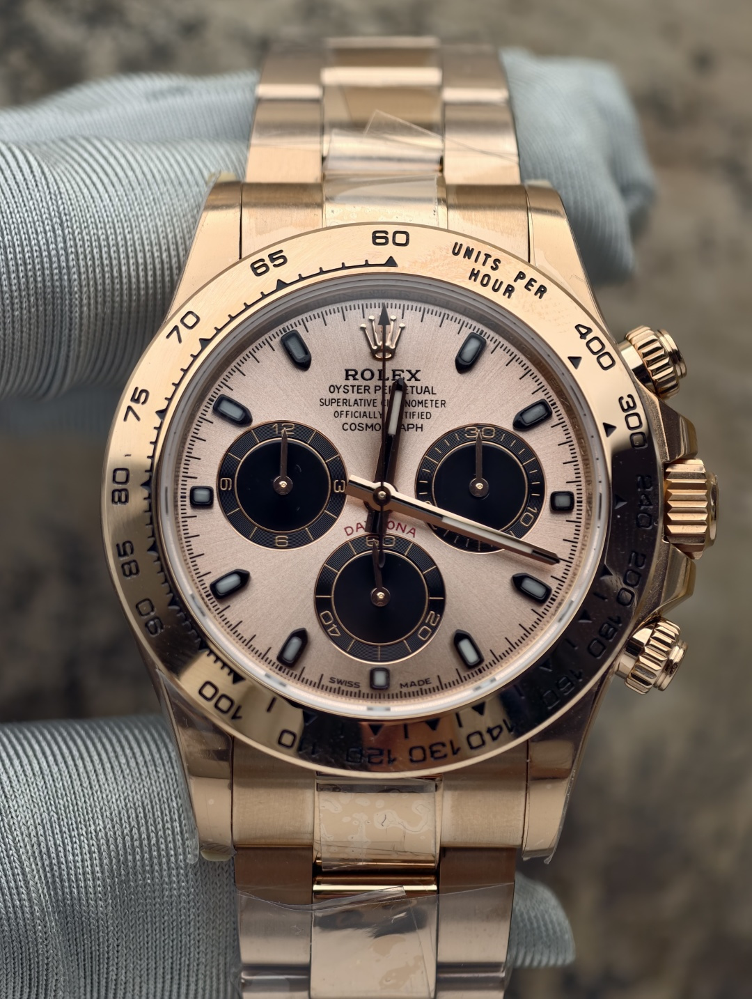 NO:726389,The old Daytona is equipped with a Dandong integrated chronograph movement. The remaining accessories are all assembled with customized parts. Customized sapphire crystal glass. Customized hands. Customized dial. Customized tungsten copper scale ring. Customized tungsten copper case and strap (same weight as the original). Customized Swiss PVD gold-plating process (original Longines gold plating process). The only counterweight in the entire network. High-end products that will not fade or peel. Can issue an authoritative organization appraisal certificate with gold on the surface.  A watch, a string of codes, and a certificate are real certificates that can be scanned and queried. The gold-plating process is very durable and will never fade or peel off. The gold-plating process of this watch is a photoelectric coating that is first carried out to avoid oxidation caused by the contact between the tungsten-copper alloy shell and oxygen. When processed using the traditional gold-plating process, the color and color texture of the precious metal are infinitely close to the color and texture of 18K gold. The traditional gold-plated surface also needs to be PVD vacuum coating technology to increase durability.  In fact, it has been treated with three coatings before it can be burned for three minutes under a high temperature of 1,000 degrees without fading. I solemnly promise a 2-year warranty. If the color fades, replace it with a new one. This is the kind of product that sells for 13,000 in live broadcast rooms and says it contains seven or eight grams of gold. My family does not deceive customers. This watch can issue an appraisal certificate of 'gold content on the surface.' However, the gold content of this watch cannot reach 75% of 18K gold. It is very durable and will not fade or peel.  Instant sale of all factory goods, longines, gold plating19860909老款迪通拿 搭载丹东一体计时机芯 剩余配件全部是用定制件组装成表 定制蓝宝石水晶玻璃 定制指针 定制表盘 定制钨铜刻度圈 定制钨铜材质表壳表带（达到和原版一样重量） 定制瑞士PVD包金工艺（原装浪琴的镀金工艺） 全网唯一的配重劳 不会掉色掉皮的高端产品 可以出具表面含金的权威机构鉴定证书 做到真实的一表一串码一证书 是可以扫码查询的真证书 包金处理的非常耐用 绝对不会掉色掉皮 秒杀一切厂货 这个表的包金工艺 是先经行的光电涂层 避免钨铜合金壳和氧气接触会发生氧化 在用传统的包金工艺加工上 贵金属的颜色 颜色质感无限接近18K金的颜色质感 在传统包金的表面还要进行 PVD真空覆膜技术 才能增加耐用度 其实是处理了三次镀层 才可以做到在一千度的高温下面 持续烧三分钟海不掉色 郑重承诺 质保2年 掉色换新 这就是那些直播间卖1.3万 说包了七八克金的那种货 我家不欺骗客户 这个表是可以出具“表面含金”的鉴定证书 只是这个表的含金量是做不到18K金的75的 只是非常耐用 不会掉色掉皮 秒杀一切厂货,,longines,gold plating,Watch