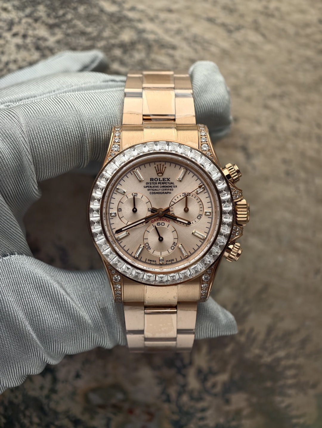 NO:726393,The old Daytona is equipped with a Dandong integrated chronograph movement. The remaining accessories are all assembled with customized parts. Customized sapphire crystal glass. Customized hands. Customized dial. Customized cultured diamond scale ring. Customized tungsten copper case and strap (same weight as the original). Customized Swiss PVD gold-plating process (original Longines gold plating process). The only counterweight in the entire network. High-end products that will not fade or peel. Can issue an authoritative organization appraisal certificate with gold on the surface.  A watch, a string of codes, and a certificate are real certificates that can be scanned and queried. The gold-plating process is very durable and will never fade or peel off. The gold-plating process of this watch is a photoelectric coating that is first carried out to avoid oxidation caused by the contact between the tungsten-copper alloy shell and oxygen. When processed using the traditional gold-plating process, the color and color texture of the precious metal are infinitely close to the color and texture of 18K gold. The traditional gold-plated surface also needs to be PVD vacuum coating technology to increase durability.  In fact, it has been treated with three coatings before it can be burned for three minutes under a high temperature of 1,000 degrees without fading. I solemnly promise a 2-year warranty. If the color fades, replace it with a new one. This is the kind of product that sells for 13,000 in live broadcast rooms and says it contains seven or eight grams of gold. My family does not deceive customers. This watch can issue an appraisal certificate of 'gold content on the surface.' However, the gold content of this watch cannot reach 75% of 18K gold. It is very durable and will not fade or peel.  Instant sale of all factory goods, longines, gold plating19860909老款迪通拿 搭载丹东一体计时机芯 剩余配件全部是用定制件组装成表 定制蓝宝石水晶玻璃 定制指针 定制表盘 定制培育钻刻度圈 定制钨铜材质表壳表带（达到和原版一样重量） 定制瑞士PVD包金工艺（原装浪琴的镀金工艺） 全网唯一的配重劳 不会掉色掉皮的高端产品 可以出具表面含金的权威机构鉴定证书 做到真实的一表一串码一证书 是可以扫码查询的真证书 包金处理的非常耐用 绝对不会掉色掉皮 秒杀一切厂货 这个表的包金工艺 是先经行的光电涂层 避免钨铜合金壳和氧气接触会发生氧化 在用传统的包金工艺加工上 贵金属的颜色 颜色质感无限接近18K金的颜色质感 在传统包金的表面还要进行 PVD真空覆膜技术 才能增加耐用度 其实是处理了三次镀层 才可以做到在一千度的高温下面 持续烧三分钟海不掉色 郑重承诺 质保2年 掉色换新 这就是那些直播间卖1.3万 说包了七八克金的那种货 我家不欺骗客户 这个表是可以出具“表面含金”的鉴定证书 只是这个表的含金量是做不到18K金的75的 只是非常耐用 不会掉色掉皮 秒杀一切厂货,,longines,gold plating,Watch