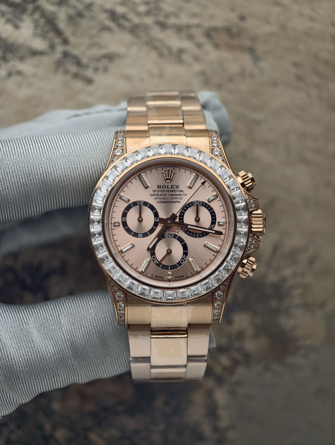 NO:726405,The new Daytona is equipped with Dandong integrated 4131 chronograph movement. The remaining accessories are all assembled into watches with customized parts. Customized sapphire crystal glass. Customized hands. Customized dial. Customized cultured diamond scale ring. Customized tungsten copper case and strap (same weight as the original). Customized Swiss VD gold-plating process (original Longines gold plating process). The only counterweight in the entire network. High-end products that will not fade or peel. Can issue an authoritative organization appraisal certificate with gold on the surface.  A watch, a string of codes, and a certificate are authentic certificates that can be scanned and queried. The gold coating is very durable and will never fade or peel off. The gold coating process of this watch is an advanced photoelectric coating to avoid oxidation caused by the contact between the tungsten-copper alloy shell and oxygen. When processed using the traditional gold coating process, the color and color texture of the precious metal are infinitely close to the color and texture of 18K gold. The traditional gold coating surface also needs to be subjected to VD vacuum coating technology to increase durability.  In fact, it has been treated with three coatings before it can be burned for three minutes under a high temperature of 1,000 degrees without fading. I solemnly promise a 2-year warranty. If the color fades, replace it with a new one. This is the kind of product that sells for 13,000 in live broadcast rooms and says it contains seven or eight grams of gold. My family does not deceive customers. This watch can issue an appraisal certificate of 'gold content on the surface.' However, the gold content of this watch cannot reach 75% of 18K gold. It is very durable and will not fade or peel.  Instant sale of all factory goods, longines, gold plating19860909新款迪通拿 搭载丹东一体4131计时机芯 剩余配件全部是用定制件组装成表 定制蓝宝石水晶玻璃 定制指针 定制表盘 定制培育钻刻度圈 定制钨铜材质表壳表带（达到和原版一样重量） 定制瑞士VD包金工艺（原装浪琴的镀金工艺） 全网唯一的配重劳 不会掉色掉皮的高端产品 可以出具表面含金的权威机构鉴定证书 做到真实的一表一串码一证书 是可以扫码查询的真证书 包金处理的非常耐用 绝对不会掉色掉皮 秒杀一切厂货 这个表的包金工艺 是先经行的光电涂层 避免钨铜合金壳和氧气接触会发生氧化 在用传统的包金工艺加工上 贵金属的颜色 颜色质感无限接近18K金的颜色质感 在传统包金的表面还要进行 VD真空覆膜技术 才能增加耐用度 其实是处理了三次镀层 才可以做到在一千度的高温下面 持续烧三分钟海不掉色 郑重承诺 质保2年 掉色换新 这就是那些直播间卖1.3万 说包了七八克金的那种货 我家不欺骗客户 这个表是可以出具“表面含金”的鉴定证书 只是这个表的含金量是做不到18K金的75的 只是非常耐用 不会掉色掉皮 秒杀一切厂货,,longines,gold plating,Watch