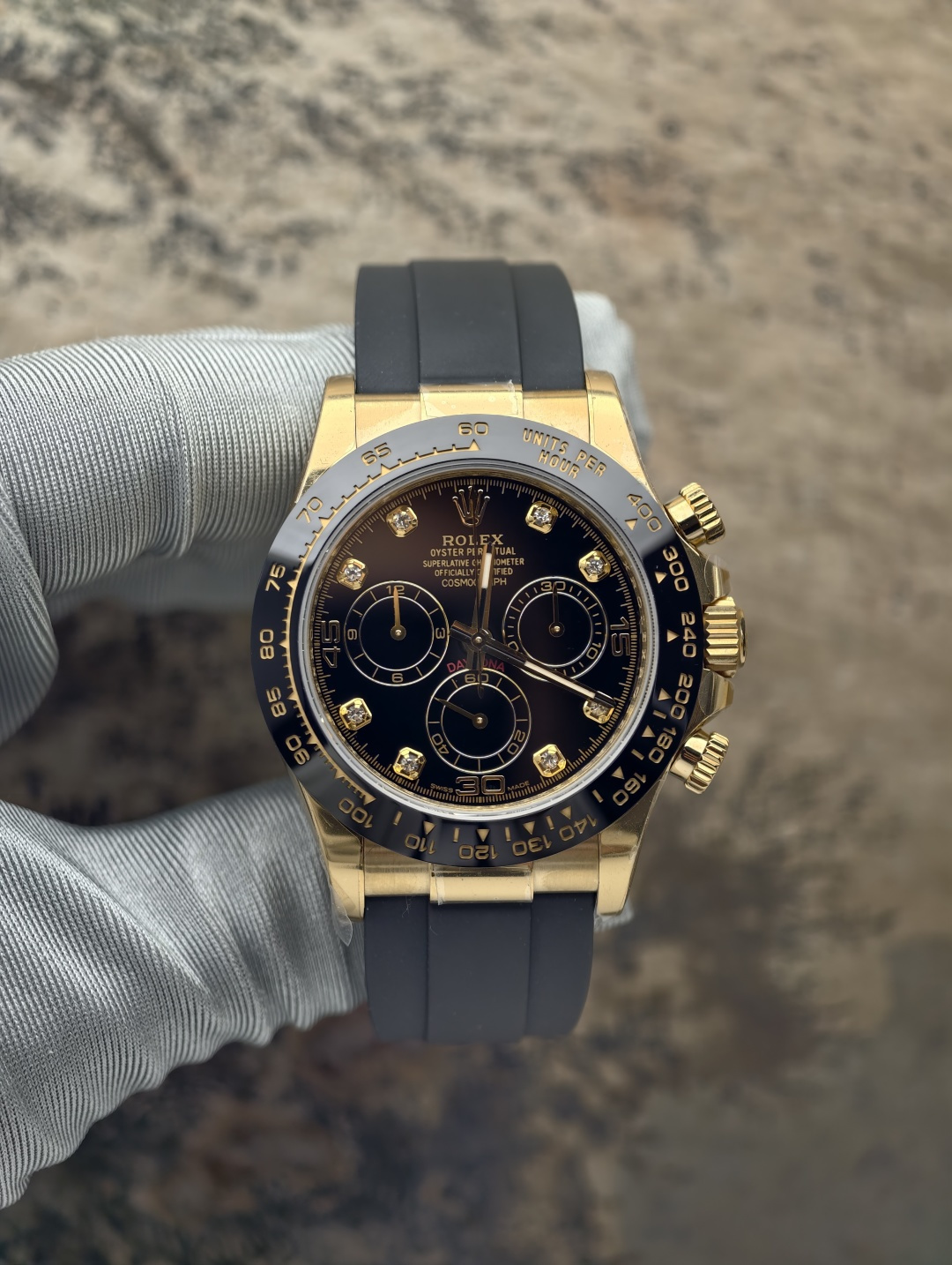 NO:726411,The old Daytona is equipped with a Dandong integrated chronograph movement. The remaining accessories are all assembled into watches with customized parts. Customized sapphire crystal glass. Customized hands. Customized dial. Customized ceramic scale ring. Customized tungsten copper case buckle (same weight as the original version). Customized Swiss PVD gold-plating process (original Longines gold-plating process). Customized fluorine rubber strap. The only counterweight in the entire network. High-end products that will not fade or peel. Can issue an authoritative organization appraisal certificate with gold on the surface.  A watch, a string of codes, and a certificate are real certificates that can be scanned and queried. The gold-plating process is very durable and will never fade or peel off. The gold-plating process of this watch is a photoelectric coating that is first carried out to avoid oxidation caused by the contact between the tungsten-copper alloy shell and oxygen. When processed using the traditional gold-plating process, the color and color texture of the precious metal are infinitely close to the color and texture of 18K gold. The traditional gold-plated surface also needs to be PVD vacuum coating technology to increase durability.  In fact, it has been treated with three coatings before it can be burned for three minutes under a high temperature of 1,000 degrees without fading. I solemnly promise a 2-year warranty. If the color fades, replace it with a new one. This is the kind of product that sells for 13,000 in live broadcast rooms and says it contains seven or eight grams of gold. My family does not deceive customers. This watch can issue an appraisal certificate of 'gold content on the surface.' However, the gold content of this watch cannot reach 75% of 18K gold. It is very durable and will not fade or peel.  Instant sale of all factory goods, longines, gold plating19860909老款迪通拿 搭载丹东一体计时机芯 剩余配件全部是用定制件组装成表 定制蓝宝石水晶玻璃 定制指针 定制表盘 定制陶瓷刻度圈 定制钨铜材质表壳表扣（达到和原版一样重量） 定制瑞士PVD包金工艺（原装浪琴的镀金工艺） 定制氟橡胶表带 全网唯一的配重劳 不会掉色掉皮的高端产品 可以出具表面含金的权威机构鉴定证书 做到真实的一表一串码一证书 是可以扫码查询的真证书 包金处理的非常耐用 绝对不会掉色掉皮 秒杀一切厂货 这个表的包金工艺 是先经行的光电涂层 避免钨铜合金壳和氧气接触会发生氧化 在用传统的包金工艺加工上 贵金属的颜色 颜色质感无限接近18K金的颜色质感 在传统包金的表面还要进行 PVD真空覆膜技术 才能增加耐用度 其实是处理了三次镀层 才可以做到在一千度的高温下面 持续烧三分钟海不掉色 郑重承诺 质保2年 掉色换新 这就是那些直播间卖1.3万 说包了七八克金的那种货 我家不欺骗客户 这个表是可以出具“表面含金”的鉴定证书 只是这个表的含金量是做不到18K金的75的 只是非常耐用 不会掉色掉皮 秒杀一切厂货,,longines,gold plating,Watch