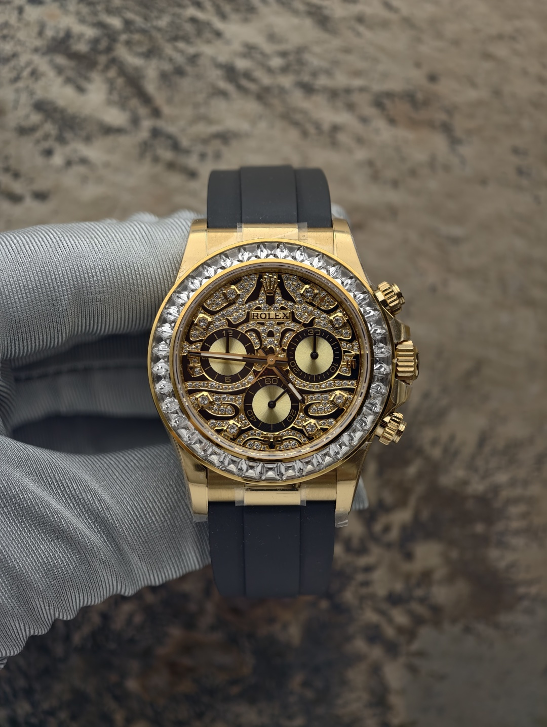 NO:726423,The new Daytona is equipped with the Dandong integrated 4131 chronograph movement. The remaining accessories are all assembled from customized parts. Customized sapphire crystal glass. Customized hands. Customized dial. Customized cultured diamond scale ring. Customized tungsten copper case buckle (same weight as the original version). Customized Swiss VD gold-plating process (original Longines gold plating process). Customized fluorine rubber strap. The only counterweight in the entire network. High-end products that will not fade or peel off.  It can issue an appraisal certificate from an authoritative organization that contains gold on the surface. It is an authentic watch with a serial number and a certificate. It is a real certificate that can be checked by scanning the code. The gold coating is very durable and will never fade or peel off. The gold coating process of this watch is a first-class photoelectric coating to avoid oxidation caused by the contact between the tungsten copper alloy shell and oxygen. When processed using the traditional gold coating process, the color and color texture of the precious metal are infinitely close to the color and texture of 18K gold. The surface of the traditional gold coating also needs to be processed.  VD vacuum coating technology can increase the durability. In fact, it requires three coatings to be able to burn the sea for three minutes at a high temperature of 1,000 degrees without fading. Solemn promise: 2-year warranty, fading and replacement. This is the kind of product that sells for 13,000 in the live broadcast room and says it contains seven or eight grams of gold. My family does not deceive customers. This watch can issue an appraisal certificate of 'gold content on the surface.' However, the gold content of this watch cannot reach 75% of 18K gold, but it is very durable.  Will not fade or peel off. Instant sale of all factory products, longines, gold plating19860909新款迪通拿 搭载丹东一体4131计时机芯 剩余配件全部是用定制件组装成表 定制蓝宝石水晶玻璃 定制指针 定制表盘 定制培育钻刻度圈 定制钨铜材质表壳表扣（达到和原版一样重量） 定制瑞士VD包金工艺（原装浪琴的镀金工艺） 定制氟橡胶表带 全网唯一的配重劳 不会掉色掉皮的高端产品 可以出具表面含金的权威机构鉴定证书 做到真实的一表一串码一证书 是可以扫码查询的真证书 包金处理的非常耐用 绝对不会掉色掉皮 秒杀一切厂货 这个表的包金工艺 是先经行的光电涂层 避免钨铜合金壳和氧气接触会发生氧化 在用传统的包金工艺加工上 贵金属的颜色 颜色质感无限接近18K金的颜色质感 在传统包金的表面还要进行 VD真空覆膜技术 才能增加耐用度 其实是处理了三次镀层 才可以做到在一千度的高温下面 持续烧三分钟海不掉色 郑重承诺 质保2年 掉色换新 这就是那些直播间卖1.3万 说包了七八克金的那种货 我家不欺骗客户 这个表是可以出具“表面含金”的鉴定证书 只是这个表的含金量是做不到18K金的75的 只是非常耐用 不会掉色掉皮 秒杀一切厂货,,longines,gold plating,Watch