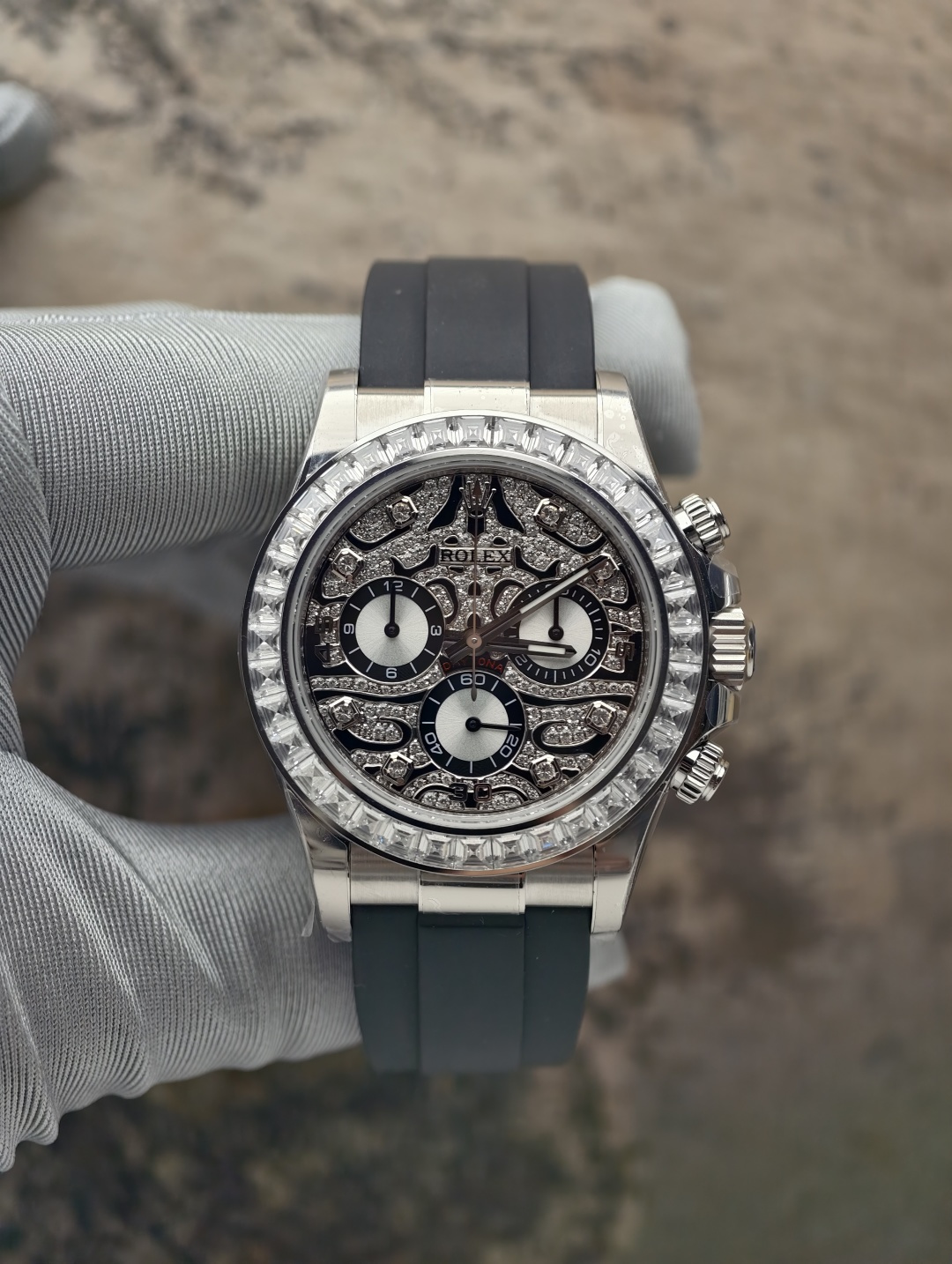 NO:726373,The old Daytona is equipped with a Dandong integrated chronograph movement. All remaining accessories are assembled into watches with customized parts. Customized sapphire crystal glass. Customized hands. Customized dial. Customized cultured diamond scale ring. Customized tungsten copper case buckle (same weight as the original version). Customized Swiss PVD gold-plating process (original Longines gold plating process). Customized fluorine rubber strap. The only counterweight on the entire network. High-end products that will not fade or peel. Can issue an authoritative organization appraisal certificate with gold on the surface.  A watch, a string of codes, and a certificate are real certificates that can be scanned and queried. The gold-plating process is very durable and will never fade or peel off. The gold-plating process of this watch is a photoelectric coating that is first carried out to avoid oxidation caused by the contact between the tungsten-copper alloy shell and oxygen. When processed using the traditional gold-plating process, the color and color texture of the precious metal are infinitely close to the color and texture of 18K gold. The traditional gold-plated surface also needs to be PVD vacuum coating technology to increase durability.  In fact, it has been treated with three coatings before it can be burned for three minutes under a high temperature of 1,000 degrees without fading. I solemnly promise a 2-year warranty. If the color fades, replace it with a new one. This is the kind of product that sells for 13,000 in live broadcast rooms and says it contains seven or eight grams of gold. My family does not deceive customers. This watch can issue an appraisal certificate of 'gold content on the surface.' However, the gold content of this watch cannot reach 75% of 18K gold. It is very durable and will not fade or peel.  Instant sale of all factory goods, longines, gold plating19860909老款迪通拿 搭载丹东一体计时机芯 剩余配件全部是用定制件组装成表 定制蓝宝石水晶玻璃 定制指针 定制表盘 定制培育钻刻度圈 定制钨铜材质表壳表扣（达到和原版一样重量） 定制瑞士PVD包金工艺（原装浪琴的镀金工艺） 定制氟橡胶表带 全网唯一的配重劳 不会掉色掉皮的高端产品 可以出具表面含金的权威机构鉴定证书 做到真实的一表一串码一证书 是可以扫码查询的真证书 包金处理的非常耐用 绝对不会掉色掉皮 秒杀一切厂货 这个表的包金工艺 是先经行的光电涂层 避免钨铜合金壳和氧气接触会发生氧化 在用传统的包金工艺加工上 贵金属的颜色 颜色质感无限接近18K金的颜色质感 在传统包金的表面还要进行 PVD真空覆膜技术 才能增加耐用度 其实是处理了三次镀层 才可以做到在一千度的高温下面 持续烧三分钟海不掉色 郑重承诺 质保2年 掉色换新 这就是那些直播间卖1.3万 说包了七八克金的那种货 我家不欺骗客户 这个表是可以出具“表面含金”的鉴定证书 只是这个表的含金量是做不到18K金的75的 只是非常耐用 不会掉色掉皮 秒杀一切厂货,,longines,gold plating,Watch