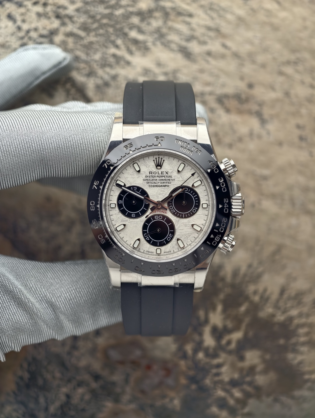 NO:726379,The old Daytona is equipped with a Dandong integrated chronograph movement. The remaining accessories are all assembled into watches with customized parts. Customized sapphire crystal glass. Customized hands. Customized dial. Customized ceramic scale ring. Customized tungsten copper case buckle (same weight as the original version). Customized Swiss PVD gold-plating process (original Longines gold-plating process). Customized fluorine rubber strap. The only counterweight in the entire network. High-end products that will not fade or peel. Can issue an authoritative organization appraisal certificate with gold on the surface.  A watch, a string of codes, and a certificate are real certificates that can be scanned and queried. The gold-plating process is very durable and will never fade or peel off. The gold-plating process of this watch is a photoelectric coating that is first carried out to avoid oxidation caused by the contact between the tungsten-copper alloy shell and oxygen. When processed using the traditional gold-plating process, the color and color texture of the precious metal are infinitely close to the color and texture of 18K gold. The traditional gold-plated surface also needs to be PVD vacuum coating technology to increase durability.  In fact, it has been treated with three coatings before it can be burned for three minutes under a high temperature of 1,000 degrees without fading. I solemnly promise a 2-year warranty. If the color fades, replace it with a new one. This is the kind of product that sells for 13,000 in live broadcast rooms and says it contains seven or eight grams of gold. My family does not deceive customers. This watch can issue an appraisal certificate of 'gold content on the surface.' However, the gold content of this watch cannot reach 75% of 18K gold. It is very durable and will not fade or peel.  Instant sale of all factory goods, longines, gold plating19860909老款迪通拿 搭载丹东一体计时机芯 剩余配件全部是用定制件组装成表 定制蓝宝石水晶玻璃 定制指针 定制表盘 定制陶瓷刻度圈 定制钨铜材质表壳表扣（达到和原版一样重量） 定制瑞士PVD包金工艺（原装浪琴的镀金工艺） 定制氟橡胶表带 全网唯一的配重劳 不会掉色掉皮的高端产品 可以出具表面含金的权威机构鉴定证书 做到真实的一表一串码一证书 是可以扫码查询的真证书 包金处理的非常耐用 绝对不会掉色掉皮 秒杀一切厂货 这个表的包金工艺 是先经行的光电涂层 避免钨铜合金壳和氧气接触会发生氧化 在用传统的包金工艺加工上 贵金属的颜色 颜色质感无限接近18K金的颜色质感 在传统包金的表面还要进行 PVD真空覆膜技术 才能增加耐用度 其实是处理了三次镀层 才可以做到在一千度的高温下面 持续烧三分钟海不掉色 郑重承诺 质保2年 掉色换新 这就是那些直播间卖1.3万 说包了七八克金的那种货 我家不欺骗客户 这个表是可以出具“表面含金”的鉴定证书 只是这个表的含金量是做不到18K金的75的 只是非常耐用 不会掉色掉皮 秒杀一切厂货,,longines,gold plating,Watch