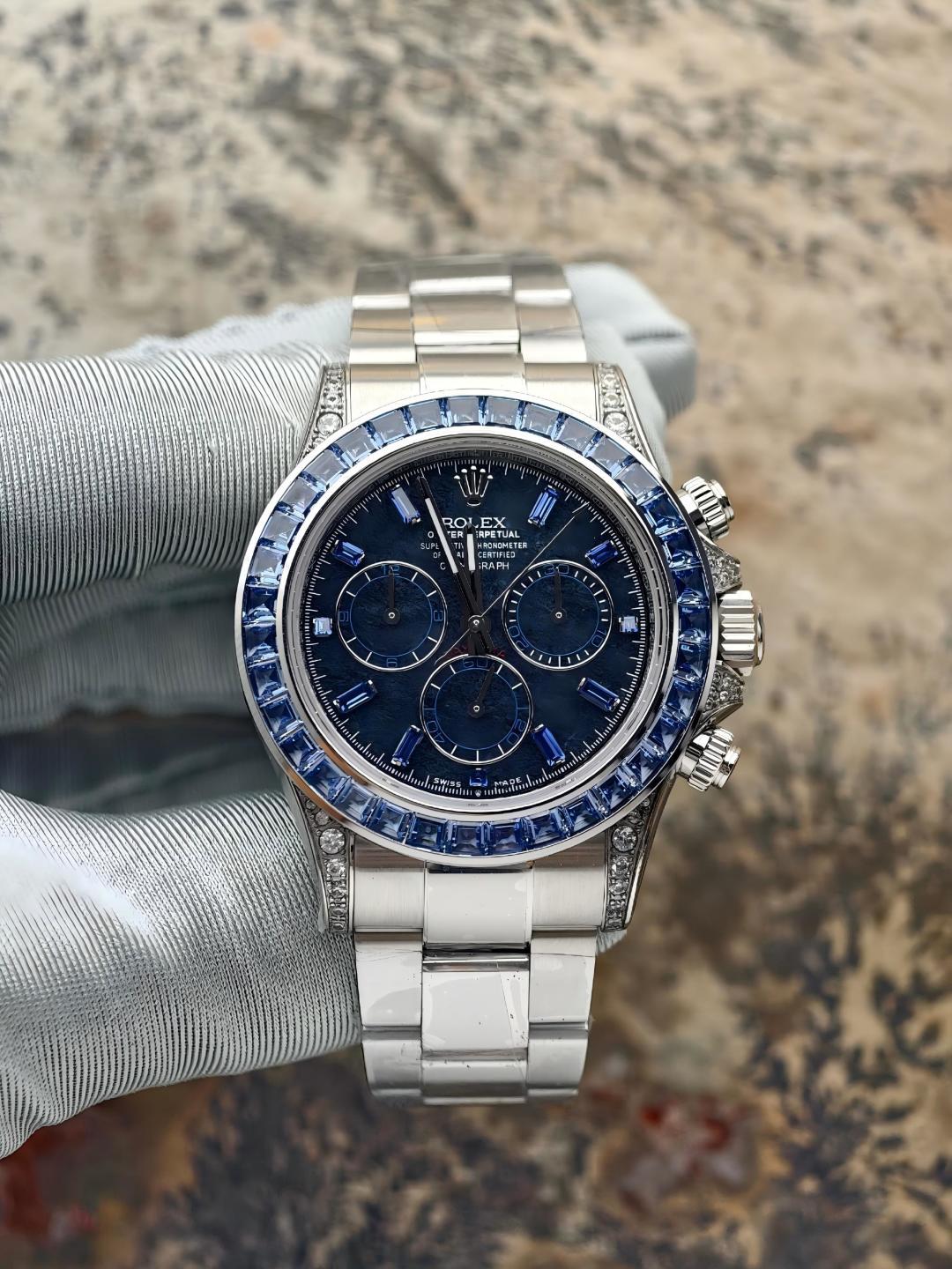 NO:726372,The new Daytona is equipped with the Dandong integrated 4131 chronograph movement. The remaining accessories are all assembled with customized parts. Customized sapphire crystal glass. Customized hands. Customized dial. Customized sapphire scale ring. Customized tungsten copper case and strap (same weight as the original). Customized Swiss VD gold-plating process (original Longines gold plating process). The only counterweight in the entire network. High-end products that will not fade or peel. Can issue an authoritative organization appraisal certificate with gold on the surface.  A watch, a string of codes, and a certificate are authentic certificates that can be scanned and queried. The gold coating is very durable and will never fade or peel off. The gold coating process of this watch is an advanced photoelectric coating to avoid oxidation caused by the contact between the tungsten-copper alloy shell and oxygen. When processed using the traditional gold coating process, the color and color texture of the precious metal are infinitely close to the color and texture of 18K gold. The traditional gold coating surface also needs to be subjected to VD vacuum coating technology to increase durability.  In fact, it has been treated with three coatings before it can be burned for three minutes under a high temperature of 1,000 degrees without fading. I solemnly promise a 2-year warranty. If the color fades, replace it with a new one. This is the kind of product that sells for 13,000 in live broadcast rooms and says it contains seven or eight grams of gold. My family does not deceive customers. This watch can issue an appraisal certificate of 'gold content on the surface.' However, the gold content of this watch cannot reach 75% of 18K gold. It is very durable and will not fade or peel.  Instant sale of all factory goods, longines, gold plating19860909新款迪通拿 搭载丹东一体4131计时机芯 剩余配件全部是用定制件组装成表 定制蓝宝石水晶玻璃 定制指针 定制表盘 定制蓝宝刻度圈 定制钨铜材质表壳表带（达到和原版一样重量） 定制瑞士VD包金工艺（原装浪琴的镀金工艺） 全网唯一的配重劳 不会掉色掉皮的高端产品 可以出具表面含金的权威机构鉴定证书 做到真实的一表一串码一证书 是可以扫码查询的真证书 包金处理的非常耐用 绝对不会掉色掉皮 秒杀一切厂货 这个表的包金工艺 是先经行的光电涂层 避免钨铜合金壳和氧气接触会发生氧化 在用传统的包金工艺加工上 贵金属的颜色 颜色质感无限接近18K金的颜色质感 在传统包金的表面还要进行 VD真空覆膜技术 才能增加耐用度 其实是处理了三次镀层 才可以做到在一千度的高温下面 持续烧三分钟海不掉色 郑重承诺 质保2年 掉色换新 这就是那些直播间卖1.3万 说包了七八克金的那种货 我家不欺骗客户 这个表是可以出具“表面含金”的鉴定证书 只是这个表的含金量是做不到18K金的75的 只是非常耐用 不会掉色掉皮 秒杀一切厂货,,longines,gold plating,Watch