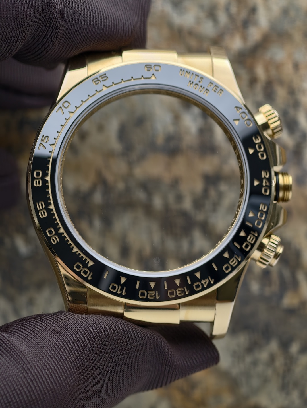 NO:726395,The new Daytona is equipped with the Dandong integrated 4131 chronograph movement. All remaining accessories are assembled into the watch with customized parts. Customized sapphire crystal glass. Customized hands. Customized Tiffany blue dial. Customized ceramic scale ring. Customized tungsten copper case buckle (same weight as the original version). Customized fluorine rubber strap. Exclusive DZJ electroformed 18k full-weight case. Pay attention to the anti-counterfeiting logo on the back cover. Tungsten copper alloy base material for the case.  The surface is 35mm thick 18k gold. The AU gold content is about 4.5 grams. It has an 8-year fading and replacement warranty. It is an alternative product to the real 18k gold CNC case. It has the color and texture of 18k gold and the texture of the traces of cow hair. It behaves exactly the same as 18k gold. It can be said to be a new 'gold-clad silver' product in the watch industry. If you know the goods, you can look at the real photos. Each watch will issue an authoritative organization inspection certificate with one watch and one code.  If the watch is broken, you can still use the shell to recycle the gold and cash it in, tiffany, gold19860909新款迪通拿 搭载丹东一体4131计时机芯 剩余配件全部是用定制件组装成表 定制蓝宝石水晶玻璃 定制指针 定制蒂芙尼蓝表盘 定制陶瓷刻度圈 定制钨铜材质表壳表扣（达到和原版一样重量） 定制氟橡胶表带 采用独家dzj电铸18k足重壳 注意后盖logo防伪哦 钨铜合金基材做表壳 表面35丝厚的18k金 AU含金量约为4.5克左右 8年掉色换新质保 是真正的18k金cnc壳的平替产品 具有18k金的颜色质感 牛毛痕迹的质感 和18k金表现一模一样 可谓是手表界的“金包银”新产品 懂货的您看实拍即可 每一块手表都会出具一表一码的权威机构检测证书 如果手表摔坏了还可以废壳回收黄金变现哦,,tiffany,gold,Watch