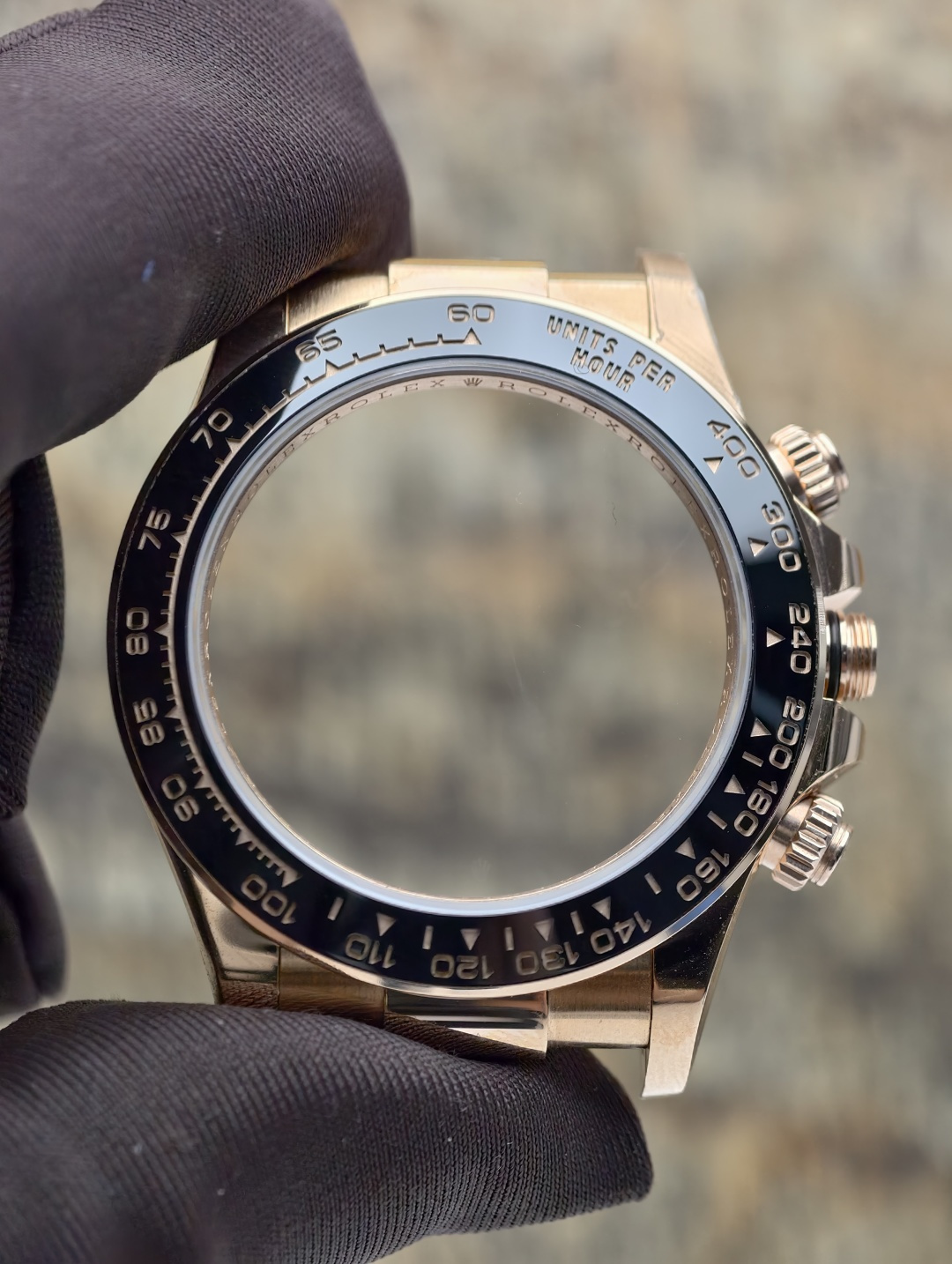 NO:726401,The new Daytona is equipped with Dandong integrated 4131 chronograph movement. All remaining accessories are assembled into watches with customized parts. Customized sapphire crystal glass. Customized hands. Customized real meteorite dial. Customized ceramic scale ring. Customized tungsten copper case buckle (same weight as the original version). Customized fluorine rubber strap. Use exclusive DZJ electroformed 18k full-weight case. Pay attention to the anti-counterfeiting logo on the back cover. Tungsten copper alloy base material for the case.  The surface is 35mm thick 18k gold. The AU gold content is about 4.5 grams. It has an 8-year fading and replacement warranty. It is an alternative product to the real 18k gold CNC case. It has the color and texture of 18k gold and the texture of the traces of cow hair. It behaves exactly the same as 18k gold. It can be said to be a new 'gold-clad silver' product in the watch industry. If you know the goods, you can look at the real photos. Each watch will issue an authoritative organization inspection certificate with one watch and one code.  If the watch is broken, you can still use the shell to recycle gold and cash it in, gold19860909新款迪通拿 搭载丹东一体4131计时机芯 剩余配件全部是用定制件组装成表 定制蓝宝石水晶玻璃 定制指针 定制真陨石表盘 定制陶瓷刻度圈 定制钨铜材质表壳表扣（达到和原版一样重量） 定制氟橡胶表带 采用独家dzj电铸18k足重壳 注意后盖logo防伪哦 钨铜合金基材做表壳 表面35丝厚的18k金 AU含金量约为4.5克左右 8年掉色换新质保 是真正的18k金cnc壳的平替产品 具有18k金的颜色质感 牛毛痕迹的质感 和18k金表现一模一样 可谓是手表界的“金包银”新产品 懂货的您看实拍即可 每一块手表都会出具一表一码的权威机构检测证书 如果手表摔坏了还可以废壳回收黄金变现哦,,gold,Watch