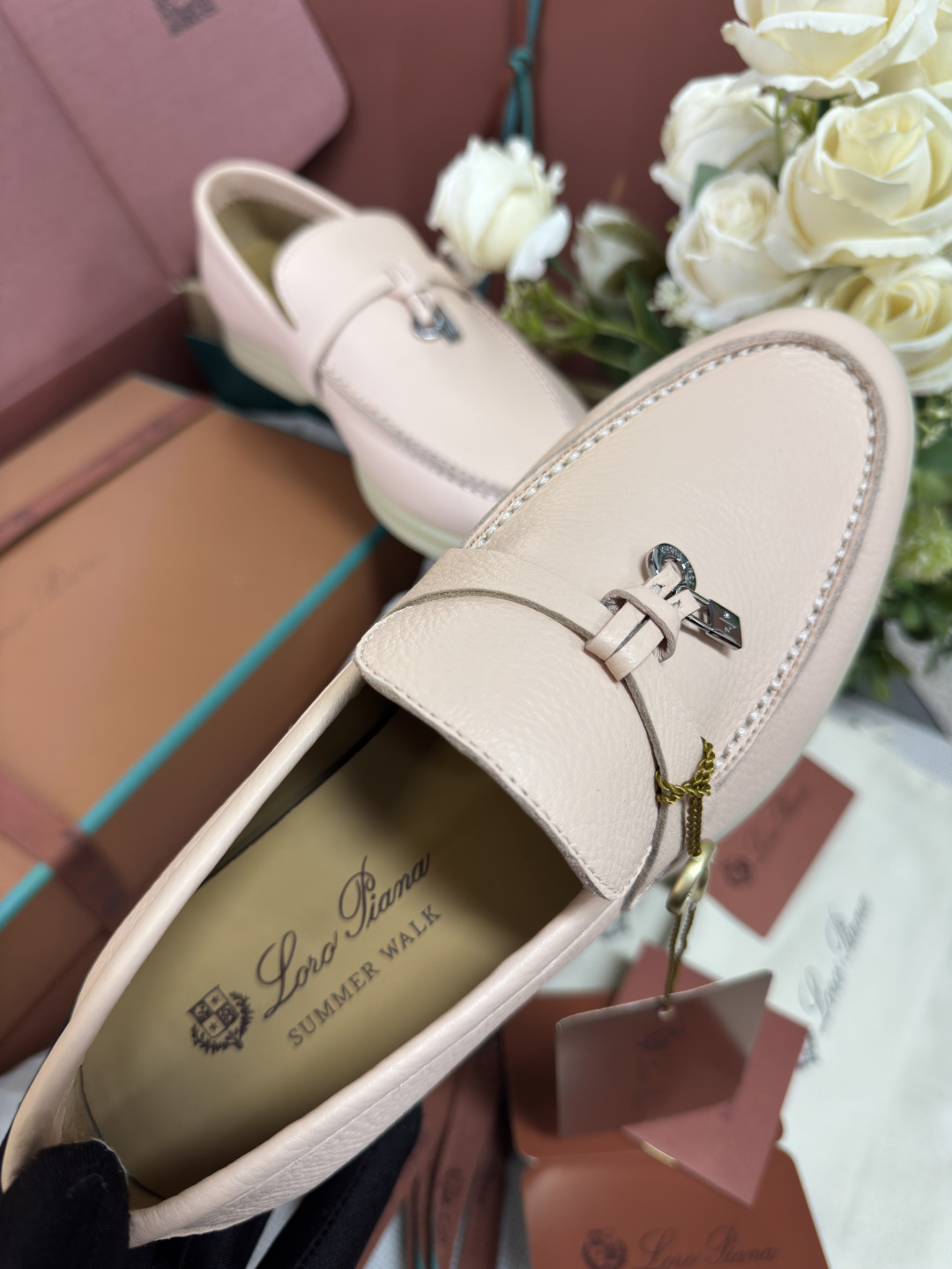 NO:648372,Niuhuo size 35-36-37-38-39-40-41-42 Italian Loro Piana treasure brand LP Italian handmade shoes. These moccasins are made of soft deerskin with anti-fouling treatment, supplemented by breathable, durable and elastic materials, allowing you to easily cope with different occasions. The rubber sole inherits the consistent sports taste of Loro Piana shoes. The front strap is embellished with My Charms.  The mini pendant allows the logo style to be fully displayed with your steps. Stitching on the front of the vamp. White non-slip sole decorated with the brand's LP initials. Main body deer leather. Lining sheep leather. Sole rubber, loafers, loro piana, loro piana, loafers, sheepskin.19860909牛货 size35-36-37-38-39-40-41-42 意大利Loro piana宝藏品牌 LP意大利手工鞋 这款莫卡辛鞋采用柔软的鹿皮制成,防污处理,辅以透气、耐用、富有弹性的材质,让您轻松应对不同场合.橡胶鞋底承袭了 LoroPiana 鞋履一贯的运动品味.而前部饰带上点缀着 My Charms 迷你吊坠,更让标志风范随着您的步履尽致展现. 鞋面前部线迹缝合 白色防滑鞋底饰有品牌LP首字母 主体鹿皮革 衬里羊皮革 鞋底橡胶,乐福鞋,loro piana,loro piana,loafers,sheepskin,Women's Shoes