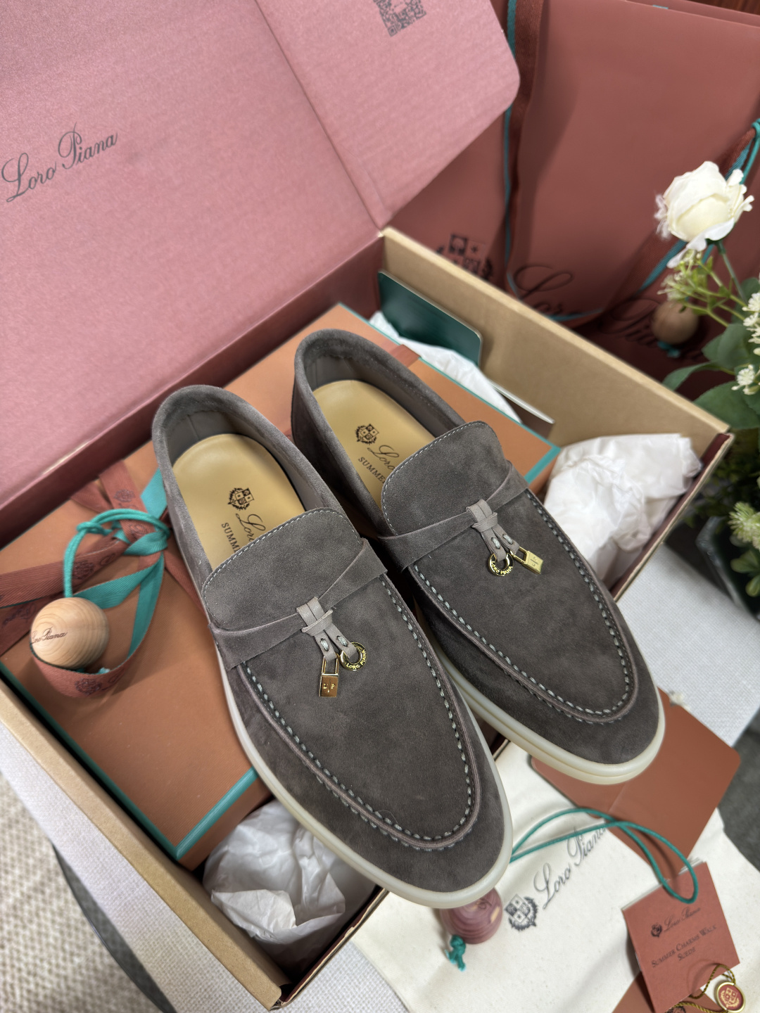 NO:648323,Beef goods size 35-42 (41.42 custom-made, non-returnable) Italian Loro piana treasure brand LP Italian handmade shoes, a top Italian luxury brand!  A brand that can match Hermès. It has always been loved by many people for its high-end and simple style. It is super comfortable on the feet. Loafers, hermes, loro piana, loro piana, loafers19860909牛货 size35-42（41.42订做不退换） 意大利Loro piana宝藏品牌 LP意大利手工鞋 一款来自意大利顶级奢侈品牌！能与爱马仕匹配的品牌 一直以来以高级简约的风格得到很多人喜爱,上脚超级舒服,乐福鞋,hermes,loro piana,loro piana,loafers,Women's Shoes
