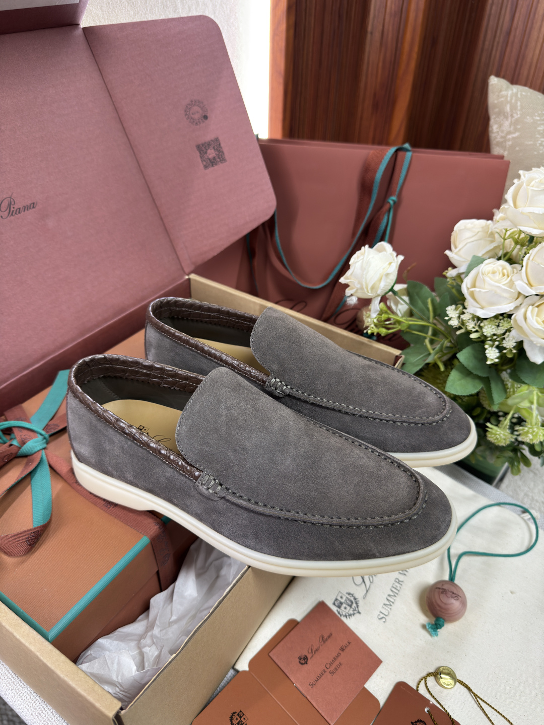 NO:648326,Cow goods (crocodile leather and fetal cow) size 39-46 LoroPiana |LPSummer Walk Men's white-soled loafers, a must-have for men's shoe wardrobes. Loro Piana's signature suede moccasin comes with a crocodile leather collar and leather trim.  The finest leather parts are selected and created through traditional tanning techniques to create a silky matte texture, showing the natural soft texture and beautiful appearance of cow leather. The upper is hand-sewn, and the heel has a space for the shoe owner's signature. This shoe is casual yet elegant, fully demonstrating Loro Piana's low-key luxury design concept. The non-slip sole is decorated with a three-dimensional texture of Loro Piana's initials. The upper zp is customized with French HCP Niloticus crocodile suede calf leather and lining cow leather.  Original open molded milky white rubber sole, loafers, loro piana, loro piana, loafers, cowhide, crocodile skin19860909牛货（鳄鱼皮拼胎牛） size39-46 LoroPiana |LPSummer Walk 男士白底乐福鞋 男士的鞋柜,必不可少 Loro Piana的标志性绒面革莫卡辛鞋配有鳄鱼皮鞋领和皮革饰边. 精选质地上乘的皮料部位,通过传统鞣制工艺营造丝滑哑光质感,展现牛皮革的天然柔软质地和美丽外观.鞋面由手工缝制,鞋跟预留鞋主署名空间.这款鞋履休闲又不失优雅,尽情彰显了LoroPiana低调奢华的设计理念. 防滑鞋底饰有 Loro Piana 首字母立体纹理 鞋面zp定制法国HCP尼罗鳄绒面胎牛皮革 衬里牛皮革 鞋底原版开模奶香白色橡胶底,乐福鞋,loro piana,loro piana,loafers,cowhide,crocodile skin,Women's Shoes