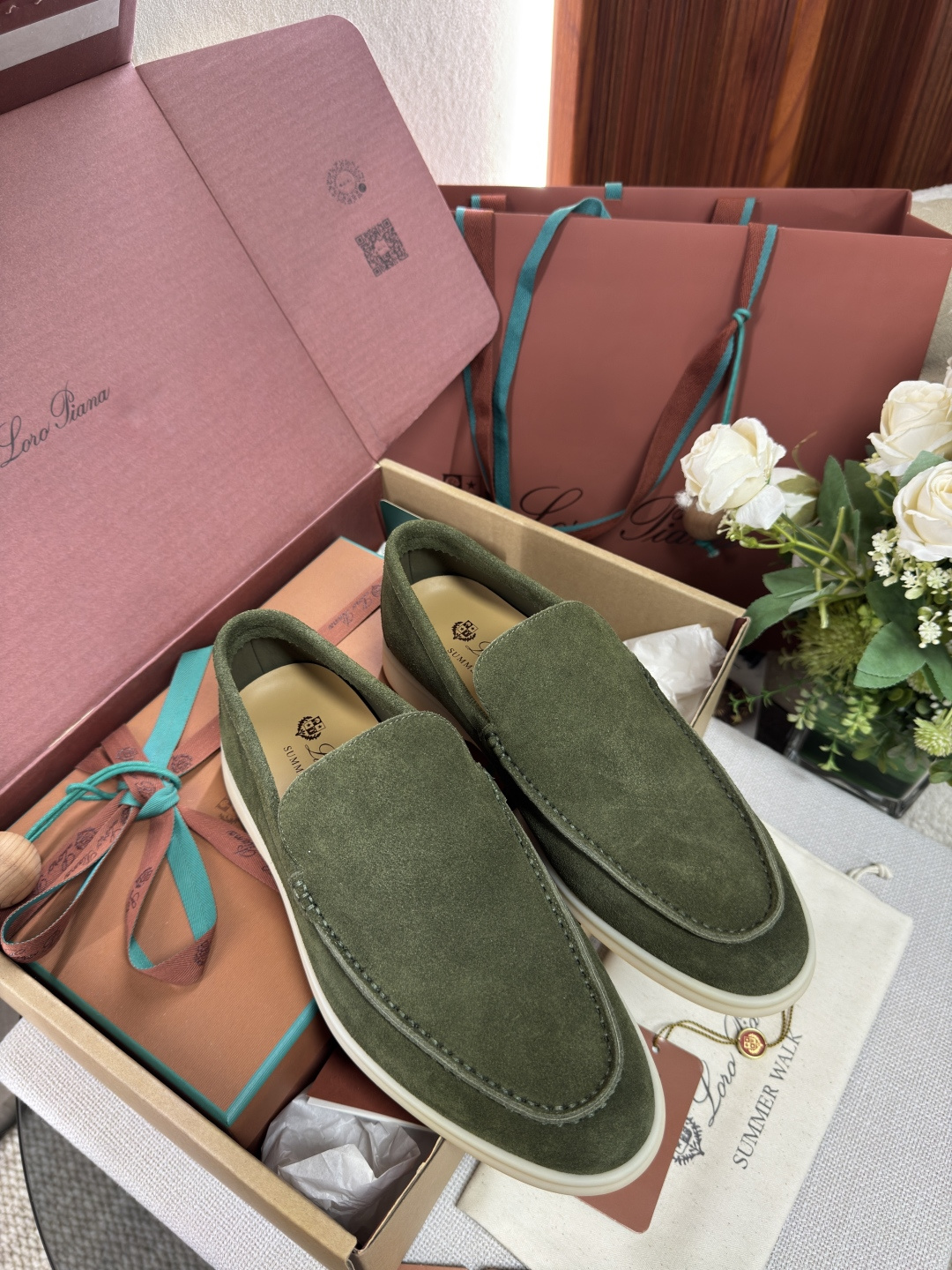 NO:648352,Cow goods (fetal cow suede version) size 39-46 LoroPiana | LP Summer Walk Men's white-soled loafers are essential for men's shoe cabinets. These moccasins are made of water-repellent treated fetal cow suede uppers and are paired with milky white rubber soles. They are classics. The complex craftsmanship and meticulous structure make the shoes light and soft, allowing you to walk comfortably and freely. They are very suitable for wearing at the beach or going out to sea in summer. The non-slip soles are decorated with  Loro Piana initials three-dimensional texture, upper original suede calf leather, lining calf leather, sole original molded milky white rubber sole, loafers,loro piana,loro piana,loafers,cowhide19860909牛货（胎牛绒版本） size39-46 LoroPiana |LPSummer Walk 男士白底乐福鞋 男士的鞋柜,必不可少 这款莫卡辛鞋采用防泼水处理胎牛绒面革鞋面,搭配乳白色橡胶鞋底,为经典之作.繁复的匠艺工序、精心考究的结构,令鞋款轻盈而柔软,让您行走舒适自如.非常适合夏季在海边或出海时穿着. 防滑鞋底饰有 Loro Piana 首字母立体纹理 鞋面原厂绒面胎牛皮革 衬里牛皮革 鞋底原版开模奶香白色橡胶底,乐福鞋,loro piana,loro piana,loafers,cowhide,Women's Shoes