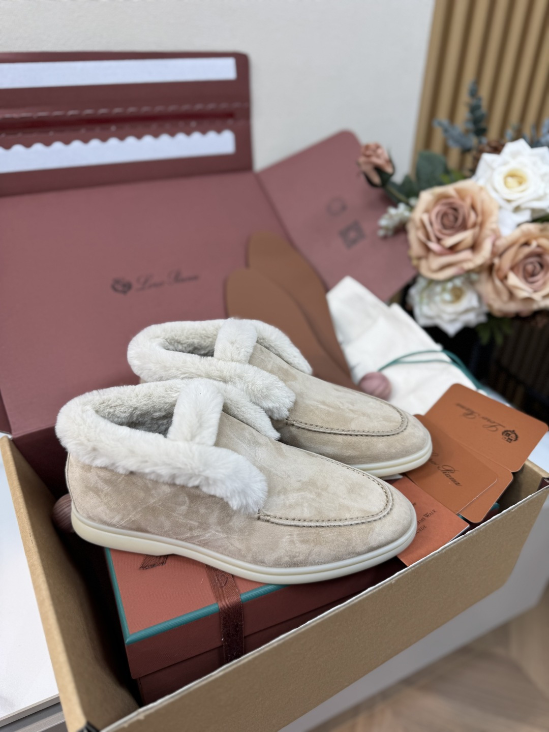 NO:645992,Niuhuo high-top 58.0 SIZE35-40 (custom-made for 41.42) Loroiana Summer walk nutria fur high-top fur shoes L Noyo Piana is a top luxury brand from Italy!  It has always been loved by many people for its high-end and simple style, and it is super comfortable on the feet. Original customized nutria fur, purely hand-sewn ~ nutria hair inside, furry texture. Customized z-level nutria fur feet ~ free spare Naa calf leather feet. Original molded white non-slip L letter outsole, loafers, loro piana, loro piana, loafers, cowhide19860909牛货高帮58.0 SIZE35-40（41.42定做） Loroiana Summer walk海狸鼠皮草高帮毛毛鞋L诺悠翩雅 一款来自意大利顶级奢侈品牌！一直以来以高级简约的风格得到很多人喜爱,上脚超级舒服 原版定制海狸鼠皮草,纯手工缝制～内里海狸鼠毛,毛茸茸的质感 定制z级海狸鼠毛垫脚～赠送备用Naa 小牛皮垫脚 原版开模白色防滑L字母大底,乐福鞋毛毛鞋,loro piana,loro piana,loafers,cowhide,Women's Shoes