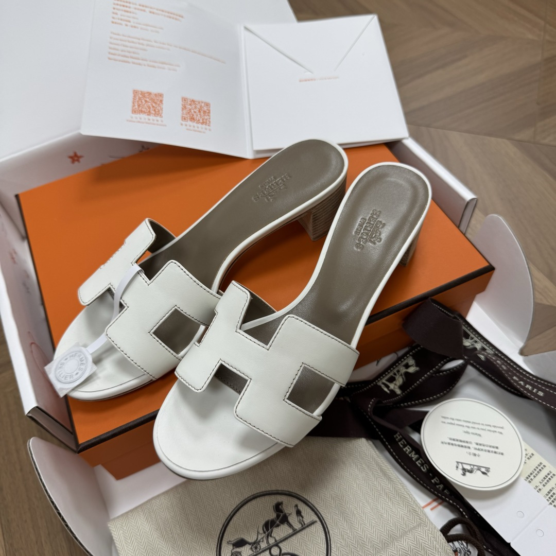 NO:888755,Made in Wandan, Hermes丨Hermès Classic H Thick Heel Slippers Box calfskin sandals, classic 'H' upper｜Purchasing-grade version This shoe is the highlight of your wardrobe, fully demonstrating the classic Hermès style. Every detail of this shoe is perfect, even if you wear it at the counter, you can't tell the difference between genuine and fake. Original molded custom-made imported box cowhide upper, goatskin feet, imported Italian dyed double-layer 3.0 genuine leather outsole!  hight heel6.5cm size35-42 (customized at 41.42), slippers, hermes, hermes, sandals, slippers, cowhide, sheepskin, Leather soles19860909莞产 Hermes丨爱马仕经典H粗跟拖鞋 Box小牛皮凉鞋,经典“H”鞋面｜代购级版本 此鞋款是您衣橱中的点睛单品,充分展现爱马仕经典风格.牛货闭眼冲的款每个细节都十分完美了、穿去专柜柜姐都分不出真假 原版开模定制进口box牛皮鞋面,山羊皮垫脚,意大利进口透染双层3.0真皮大底！ hight heel6.5cm size35-42（41.42定做）,拖鞋,hermes,hermes,sandals,slippers,cowhide,sheepskin,Leather soles,Women's Shoes