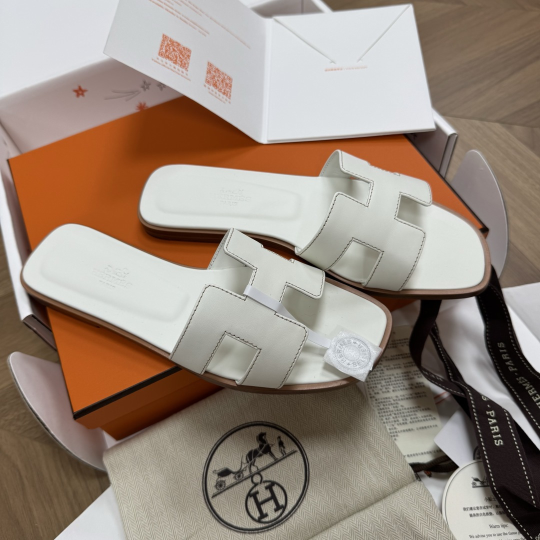 NO:888707,Made in Guangzhou Hermes丨Hermès classic Oran sandals H flat slippers Box calfskin sandals, classic 'H' upper｜Purchasing-grade version This shoe is the finishing touch in your wardrobe, fully demonstrating the classic Hermès style. Every detail of this awesome style is perfect. When you wear it at the counter, you can't tell the difference between the real thing and the fake one.  Original molded and customized imported box cowhide upper, goatskin feet, imported Italian translucent dyed double-layer 3.0 genuine leather outsole!  Flat heel size 35-42 (41.42 customized), slippers, hermes, hermes, sandals, slippers, cowhide, sheepskin, Leather soles19860909莞产 Hermes丨爱马仕经典Oran凉鞋H平底拖鞋 Box小牛皮凉鞋,经典“H”鞋面｜代购级版本 此鞋款是您衣橱中的点睛单品,充分展现爱马仕经典风格.牛货闭眼冲的款每个细节都十分完美了、穿去专柜柜姐都分不出真假 原版开模定制进口box牛皮鞋面,山羊皮垫脚,意大利进口透染双层3.0真皮大底！ 平底flat heel size35-42（41.42定做）,拖鞋,hermes,hermes,sandals,slippers,cowhide,sheepskin,Leather soles,Women's Shoes