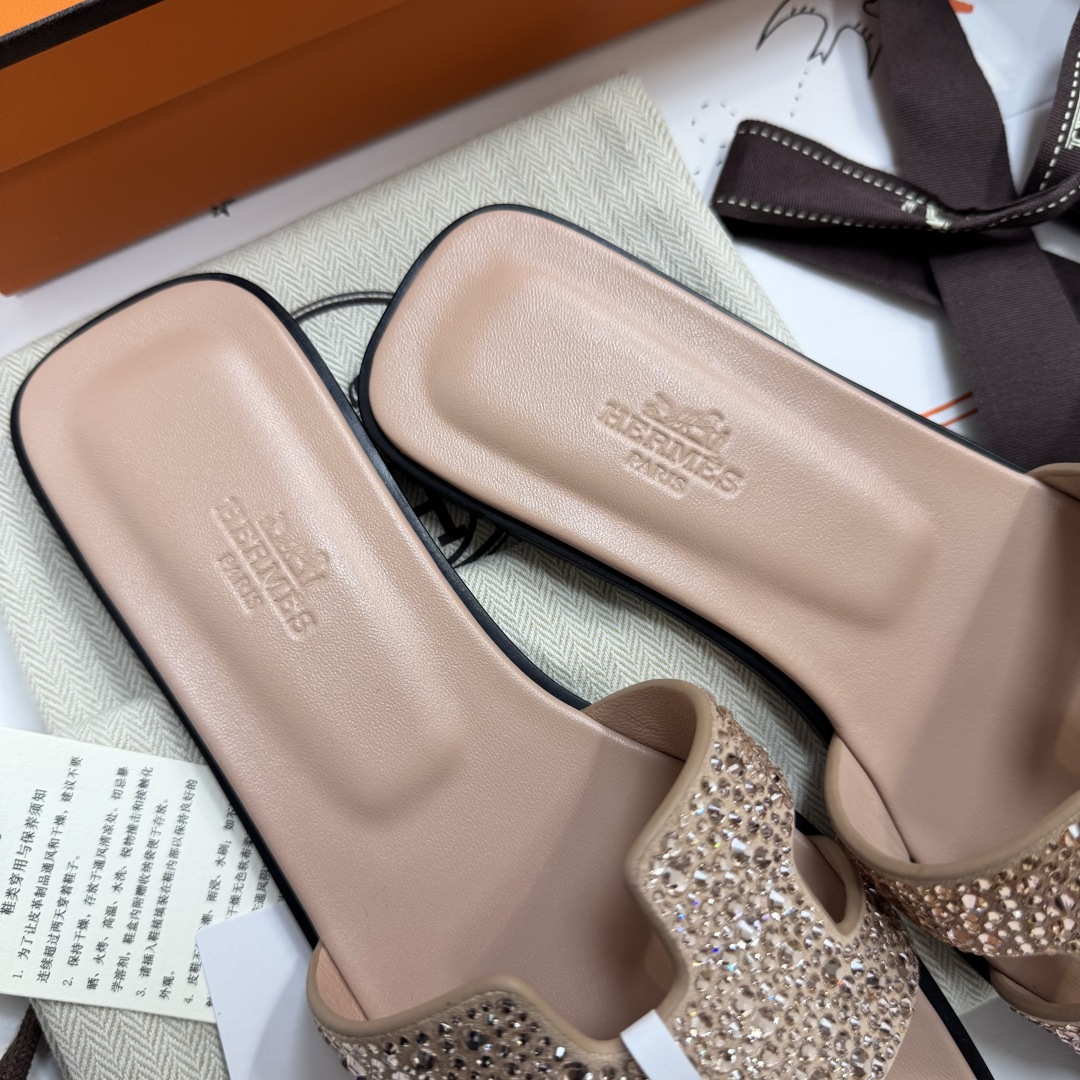 NO:888448,Made in Wandan, Hermes丨Hermès classic full-diamond Oasis sandals. The entire rhinestone upper is super shiny and hand-made. It is time-consuming and costly. This shoe is the highlight of your wardrobe, fully demonstrating the classic Hermès style. Every detail of this awesome style is perfect. When you wear it at the counter, you can’t tell the difference between the real thing and the fake one!  No pressure. Material - original molded custom-made upper with a huge 'H' shape structure, completely covered with rhinestones, goatskin foot pads. Inside, imported through-dyed double-layer 3.0 genuine leather outsole imported from Italy. Heel height 1cm 5cm, size 35-42 (41.42 custom-made, non-returnable), slippers, hermes, hermes, slippers, sheepskin, Leather soles19860909莞产 Hermes丨爱马仕经典满钻Oasis凉拖鞋 整个水钻鞋面超闪纯手工镶烫 费时成本高 此鞋款是您衣橱中的点睛单品,充分展现爱马仕经典风格.牛货闭眼冲的款每个细节都十分完美了、穿去专柜柜姐都分不出真假！毫无压力 材质- 原版开模定制鞋面采用巨大的”H”形结构, 完全覆盖水钻,山羊皮垫脚 内里 意大利进口透染双层3.0真皮大底 跟高1cm 5cm size35-42（41.42定做不退换）,拖鞋,hermes,hermes,slippers,sheepskin,Leather soles,Women's Shoes