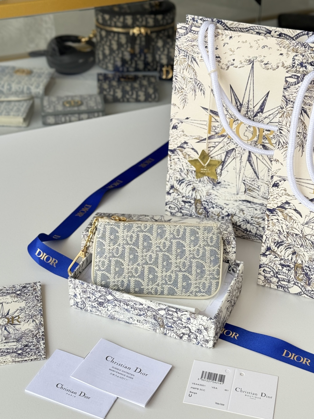 NO:673718,Spring and summer coin purse key bag Spring and summer brand: Dior Dior Size 14.5*7.6cm Model: S2177UWHC_M30G This Dior Caro card holder is elegant and practical. Made of soft CD fabric and cowhide, it is carefully made, elegant and refined. 30 Montaigne Glycine coin purse key bag is exquisite and practical, unique, can store various daily necessities, suitable for various occasions, can be used with it 30Montaigne  Matching items. Decorated with CD logo on the front, Dior wallet, dior, dior, wallets, cowhide19860909春夏零钱包钥匙包 春夏品牌:Dior迪奥 尺寸14.5*7.6cm 型号:S2177UWHC_M30G 这款 Dior Caro 卡夹优雅实用.采用柔软CD布料 牛皮 精心制作,高雅精致. 30 Montaigne Glycine零钱包 钥匙包 精巧实用,别具一格,可收纳各种日常用品,适合各种场合,可与其30Montaigne 单品搭配.正面饰以CD 标志,Dior钱包,dior,dior,wallets,cowhide,欧美剧