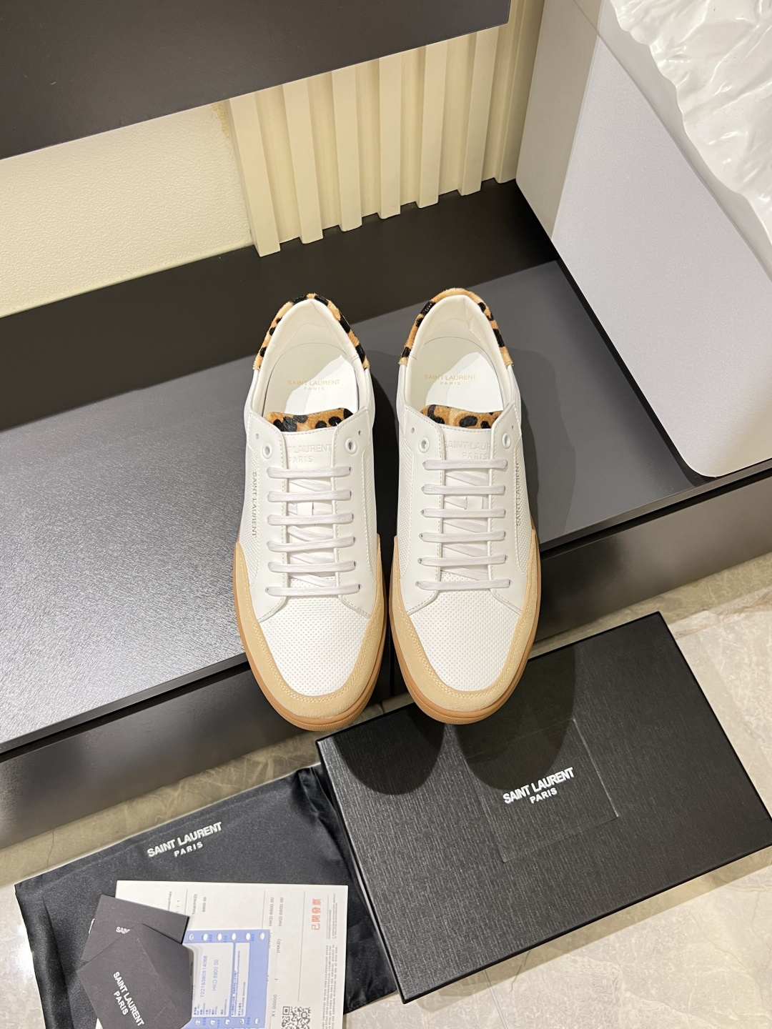 NO:756458,New YSL Yves Saint Laurent men's low-top sneakers, the latest model in the store, the first recommendation!  Low-top lace-up sneakers with perforated cowhide on the upper and golden brand logo on the pull tab. Cowhide upper, cowhide lining, rubber outsole Size: 38-44 (45 customized).,, saint laurent, saint laurent, sneakers, cowhide19860909新品YSL圣罗兰 男士低帮运动鞋 专柜最新款,首推！低帮系带运动鞋,鞋面点缀多孔牛皮,拉环饰以金色品牌标志. 牛皮鞋面,牛皮内里,橡胶大底 Size:38-44(45定制）.,,saint laurent,saint laurent,sneakers,cowhide,Men's shoes