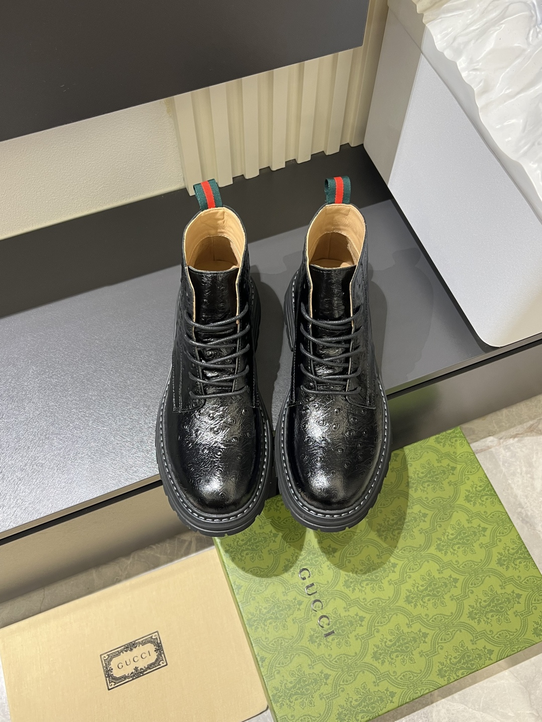 NO:689997,New gucc* G's new Martin boots are imported from Canada and are made of full-toe high mercerized matte fabric. They are punched using 3D digital technology. They are high-end and classy. They are versatile and have a full three-dimensional effect. You will be addicted to the leather in recent pictures. You can't help yourself~ The highest on the market. The fabric is cowhide/embossed. The lining is cowhide. Sizes 38-44 (45 and 46 can be customized), gucci, gucci, boots, cowhide19860909新款gucc* G家新品马丁靴加拿大进口全头层高丝光磨砂面料 采用3D数码工艺冲孔 高端大气上档次,穿着百搭,立体感十足,近图都会沉醉在皮料上 无法自拔呀～市面最高, 面料牛皮／压纹 内里牛里,尺码38-44（45、46可订做）,,gucci,gucci,boots,cowhide,Men's shoes