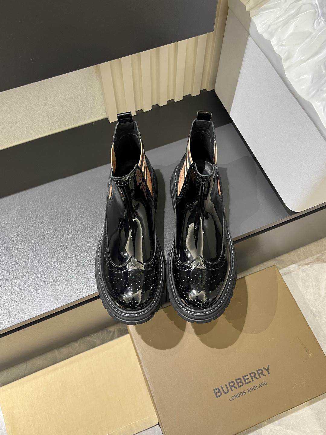 NO:689999,New BURBERRY* New Martin boots imported from Canada, full-toe high mercerized matte fabric, punched using 3D digital technology, high-end and classy, ​​versatile to wear, full of three-dimensionality, you will be addicted to the leather in recent pictures. You can’t help yourself~ The highest on the market, the fabric is cowhide/embossed, lining is cowhide, size 38-44 (45, 46 can be customized), burberry, burberry, boots, cowhide19860909新款BURBERRY巴宝* 新品马丁靴加拿大进口全头层高丝光磨砂面料 采用3D数码工艺冲孔 高端大气上档次,穿着百搭,立体感十足,近图都会沉醉在皮料上 无法自拔呀～市面最高, 面料牛皮／压纹 内里牛里,尺码38-44（45、46可订做）,,burberry,burberry,boots,cowhide,Men's shoes