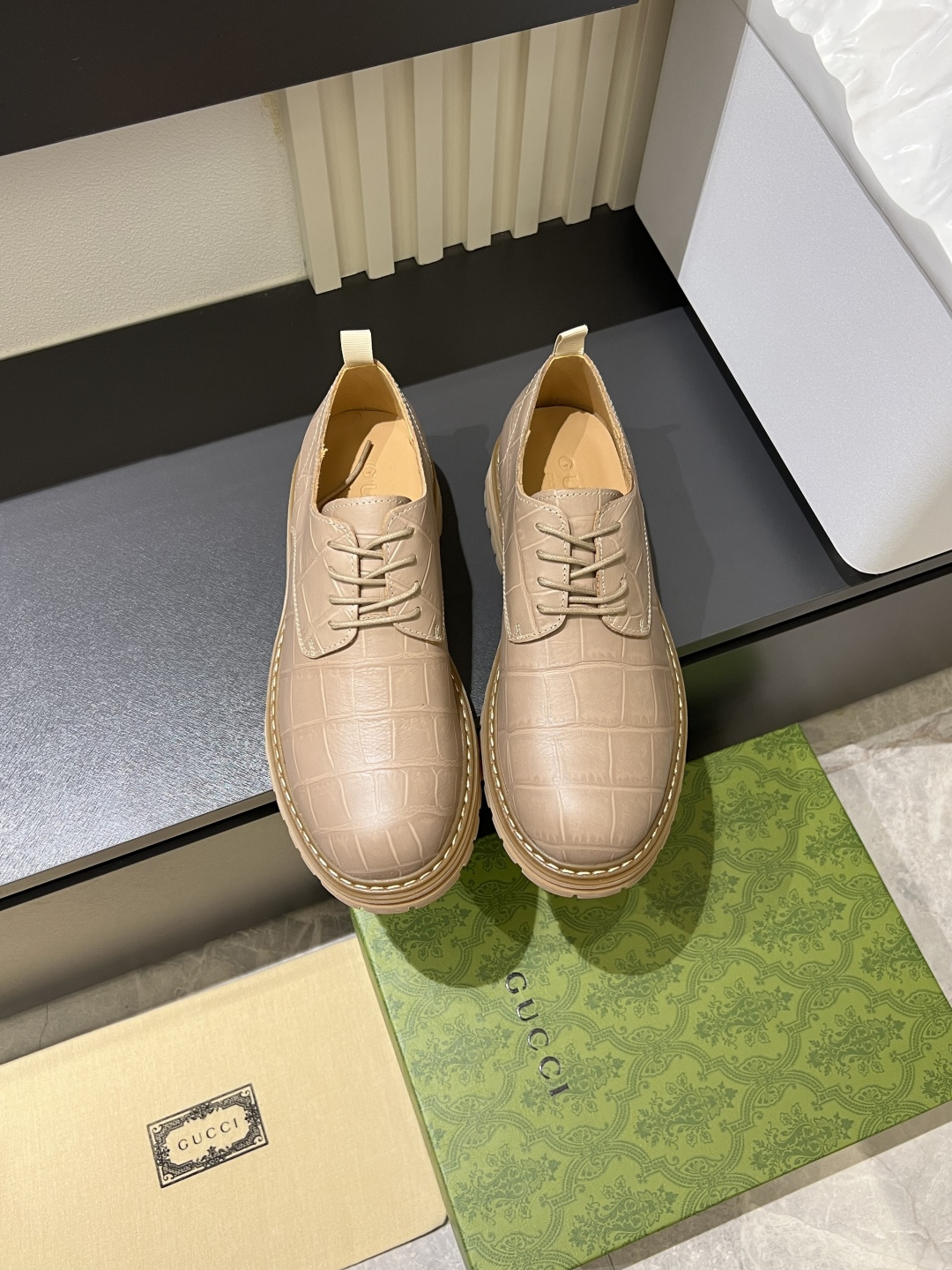 NO:690003,New gucc* G's new Martin boots are imported from Canada and are made of full-toe high mercerized matte fabric. They are punched using 3D digital technology. They are high-end and classy. They are versatile and have a full three-dimensional effect. You will be addicted to the leather in recent pictures. You can't help yourself~ The highest on the market. The fabric is cowhide/embossed. The lining is cowhide. Sizes 38-44 (45 and 46 can be customized), gucci, gucci, boots, cowhide19860909新款gucc* G家新品马丁靴加拿大进口全头层高丝光磨砂面料 采用3D数码工艺冲孔 高端大气上档次,穿着百搭,立体感十足,近图都会沉醉在皮料上 无法自拔呀～市面最高, 面料牛皮／压纹 内里牛里,尺码38-44（45、46可订做）,,gucci,gucci,boots,cowhide,Men's shoes