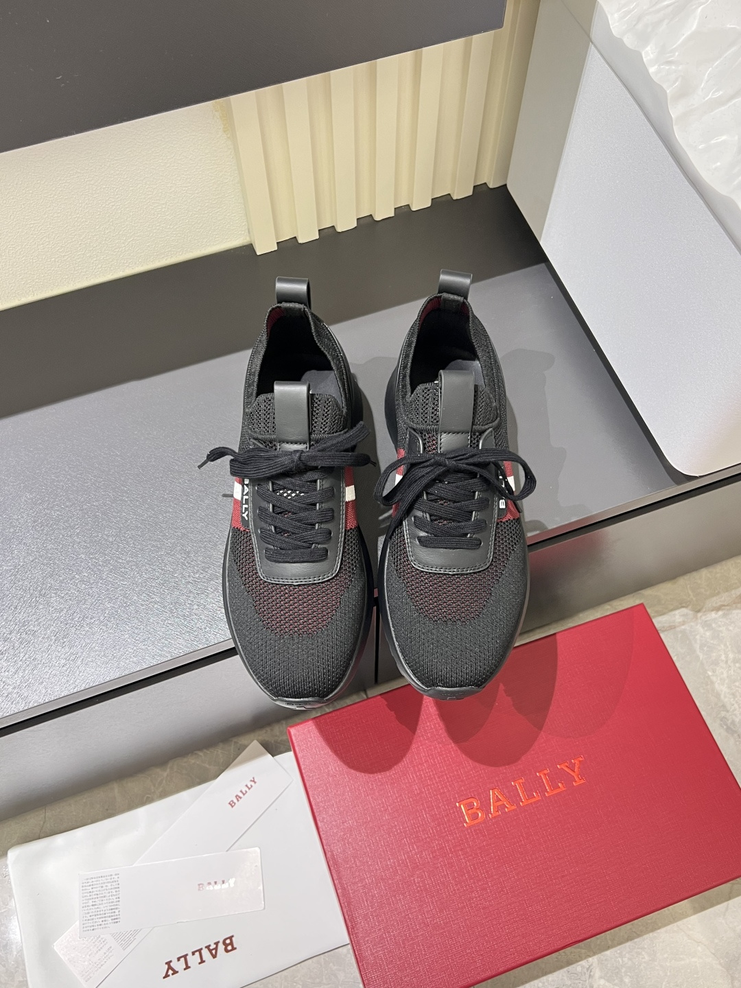 NO:730826,BALLY's latest men's casual sports shoes for summer, Bally's classic red, white and red, classic colors. Black and red are simple and elegant, made of imported fly knit fabric, simple, comfortable, breathable [strong] rubber snowflake anti-slip bottom, with super grip and anti-skid, size 38-44!  ,,bally,sneakers19860909BALLY 夏季巴利家最新款的男士休闲运动鞋,巴利经典红白红,经典配色.黑红简约大气 ,采用进口飞织面料制作,简约、舒适、透气[强]橡胶雪花防滑底,拥有超强抓地力和防滑性,size38-44！,,bally,sneakers,Men's shoes