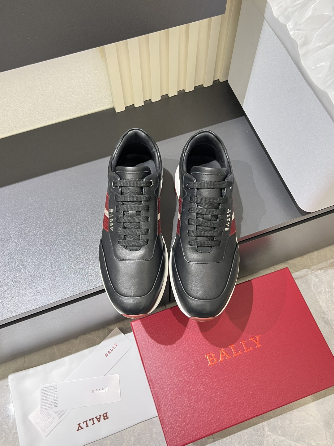 NO:730835,BALLY/Bally's new men's thick-soled leather sports and casual shoes, this leather sports shoe is made of calfskin stitching, combining elegance and innovative design. It is decorated with B's classic webbing logo on both sides, and the 'BALLY' letter logo on the outside. It is paired with a 4.5cm concave and convex two-color rubber thick sole, which is full of modern style. The tongue is decorated with the brand's letter embossed logo, all explaining the brand style. The cowhide lining, removable cowhide feet, the upper foot is soft, light, comfortable and durable!  Comes with original box and dust bag!  Size38-44!  ,,bally,sneakers,cowhide19860909BALLY/巴利新款男士厚底皮革运动休闲鞋,这款皮革运动鞋采用小牛皮拼接打造,糅合优雅风范与创新设计.两侧饰以B家经典织带徽标,外侧饰以“BALLY“字母标识,搭配4.5cm凹凸纹双色橡胶厚底,摩登风范十足,鞋舌饰有品牌字母压纹徽标,无不阐释品牌格调.牛皮内里,可拆卸牛皮垫脚,上脚柔软轻便舒适耐看！配原盒包装防尘袋！Size38-44！,,bally,sneakers,cowhide,Men's shoes