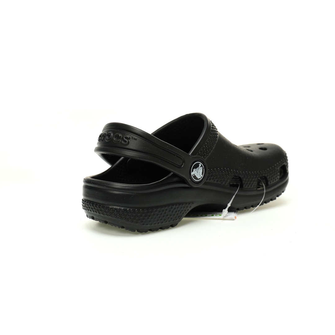 图片[2]-【新品实拍篇童鞋原环保材料,软包无鞋盒!!#全新开发双层超轻95%(注塑)EVA塑料上下层组合模具,5%泡沫塑料发泡缓震物料❗️风靡全球的四季皆宜的鞋!美国休闲鞋履品牌·卡骆驰/Crocs Classic Clog Infant Toddler Sandals 云朵系列沙滩穿搭休闲涉水洞洞鞋凉拖鞋“全黑”206990-001 尺码：小童/C8=24-25码 C9=25-26码 C10=27-28码 C11=28-29码 C12=29-30码 C13=30-31码 大童/J1=32-33码 J2=33-34码 J3=34-35码 Crocs（卡骆驰）是全球创新休闲鞋的出色品牌。Crocs秉承其核心的塑模鞋履工艺，推出了适宜四季的丰富的休闲鞋品。 所有Crocs鞋款均采用Crocslite材质制造，这项革命性技术令每一双鞋都具有柔软、舒适Crocs经典白色克骆格鞋款，外观纯白，外型酷似鳄鱼头，鞋面圆头圆脑、布满洞洞，这种经典的休闲鞋也被很多人亲切的称为 “洞洞鞋”。而且鞋子兼具非凉鞋所拥有的防滑耐磨性，鞋底采用耐磨树脂材质，在行走中，不易滑倒，给予双脚最大的缓冲保护。鞋子后跟还有可调节、可翻转的后跟带，放前面变成惬意舒适的凉拖，放后面行走跳跃更加稳固。一鞋两穿，抓地力强，适合多种场合！-选品中心