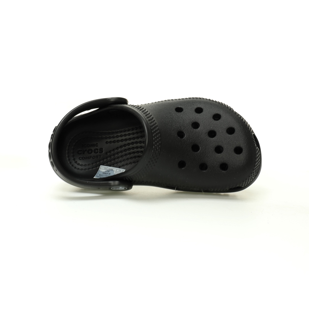 图片[3]-【新品实拍篇童鞋原环保材料,软包无鞋盒!!#全新开发双层超轻95%(注塑)EVA塑料上下层组合模具,5%泡沫塑料发泡缓震物料❗️风靡全球的四季皆宜的鞋!美国休闲鞋履品牌·卡骆驰/Crocs Classic Clog Infant Toddler Sandals 云朵系列沙滩穿搭休闲涉水洞洞鞋凉拖鞋“全黑”206990-001 尺码：小童/C8=24-25码 C9=25-26码 C10=27-28码 C11=28-29码 C12=29-30码 C13=30-31码 大童/J1=32-33码 J2=33-34码 J3=34-35码 Crocs（卡骆驰）是全球创新休闲鞋的出色品牌。Crocs秉承其核心的塑模鞋履工艺，推出了适宜四季的丰富的休闲鞋品。 所有Crocs鞋款均采用Crocslite材质制造，这项革命性技术令每一双鞋都具有柔软、舒适Crocs经典白色克骆格鞋款，外观纯白，外型酷似鳄鱼头，鞋面圆头圆脑、布满洞洞，这种经典的休闲鞋也被很多人亲切的称为 “洞洞鞋”。而且鞋子兼具非凉鞋所拥有的防滑耐磨性，鞋底采用耐磨树脂材质，在行走中，不易滑倒，给予双脚最大的缓冲保护。鞋子后跟还有可调节、可翻转的后跟带，放前面变成惬意舒适的凉拖，放后面行走跳跃更加稳固。一鞋两穿，抓地力强，适合多种场合！-选品中心