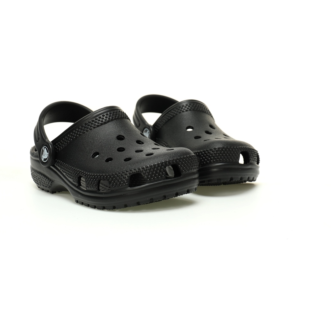 图片[5]-【新品实拍篇童鞋原环保材料,软包无鞋盒!!#全新开发双层超轻95%(注塑)EVA塑料上下层组合模具,5%泡沫塑料发泡缓震物料❗️风靡全球的四季皆宜的鞋!美国休闲鞋履品牌·卡骆驰/Crocs Classic Clog Infant Toddler Sandals 云朵系列沙滩穿搭休闲涉水洞洞鞋凉拖鞋“全黑”206990-001 尺码：小童/C8=24-25码 C9=25-26码 C10=27-28码 C11=28-29码 C12=29-30码 C13=30-31码 大童/J1=32-33码 J2=33-34码 J3=34-35码 Crocs（卡骆驰）是全球创新休闲鞋的出色品牌。Crocs秉承其核心的塑模鞋履工艺，推出了适宜四季的丰富的休闲鞋品。 所有Crocs鞋款均采用Crocslite材质制造，这项革命性技术令每一双鞋都具有柔软、舒适Crocs经典白色克骆格鞋款，外观纯白，外型酷似鳄鱼头，鞋面圆头圆脑、布满洞洞，这种经典的休闲鞋也被很多人亲切的称为 “洞洞鞋”。而且鞋子兼具非凉鞋所拥有的防滑耐磨性，鞋底采用耐磨树脂材质，在行走中，不易滑倒，给予双脚最大的缓冲保护。鞋子后跟还有可调节、可翻转的后跟带，放前面变成惬意舒适的凉拖，放后面行走跳跃更加稳固。一鞋两穿，抓地力强，适合多种场合！-选品中心