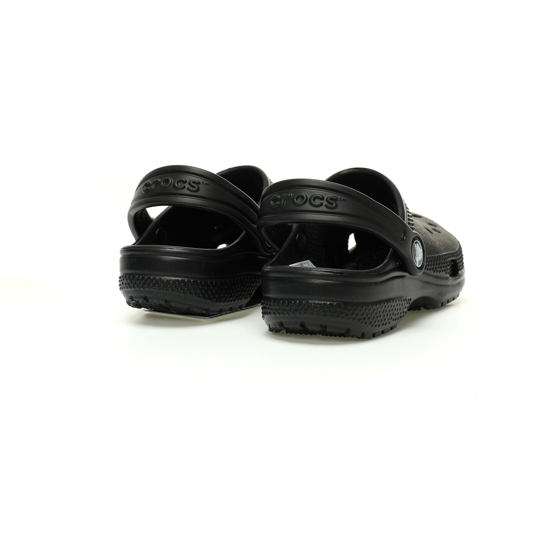 图片[6]-【新品实拍篇童鞋原环保材料,软包无鞋盒!!#全新开发双层超轻95%(注塑)EVA塑料上下层组合模具,5%泡沫塑料发泡缓震物料❗️风靡全球的四季皆宜的鞋!美国休闲鞋履品牌·卡骆驰/Crocs Classic Clog Infant Toddler Sandals 云朵系列沙滩穿搭休闲涉水洞洞鞋凉拖鞋“全黑”206990-001 尺码：小童/C8=24-25码 C9=25-26码 C10=27-28码 C11=28-29码 C12=29-30码 C13=30-31码 大童/J1=32-33码 J2=33-34码 J3=34-35码 Crocs（卡骆驰）是全球创新休闲鞋的出色品牌。Crocs秉承其核心的塑模鞋履工艺，推出了适宜四季的丰富的休闲鞋品。 所有Crocs鞋款均采用Crocslite材质制造，这项革命性技术令每一双鞋都具有柔软、舒适Crocs经典白色克骆格鞋款，外观纯白，外型酷似鳄鱼头，鞋面圆头圆脑、布满洞洞，这种经典的休闲鞋也被很多人亲切的称为 “洞洞鞋”。而且鞋子兼具非凉鞋所拥有的防滑耐磨性，鞋底采用耐磨树脂材质，在行走中，不易滑倒，给予双脚最大的缓冲保护。鞋子后跟还有可调节、可翻转的后跟带，放前面变成惬意舒适的凉拖，放后面行走跳跃更加稳固。一鞋两穿，抓地力强，适合多种场合！-选品中心