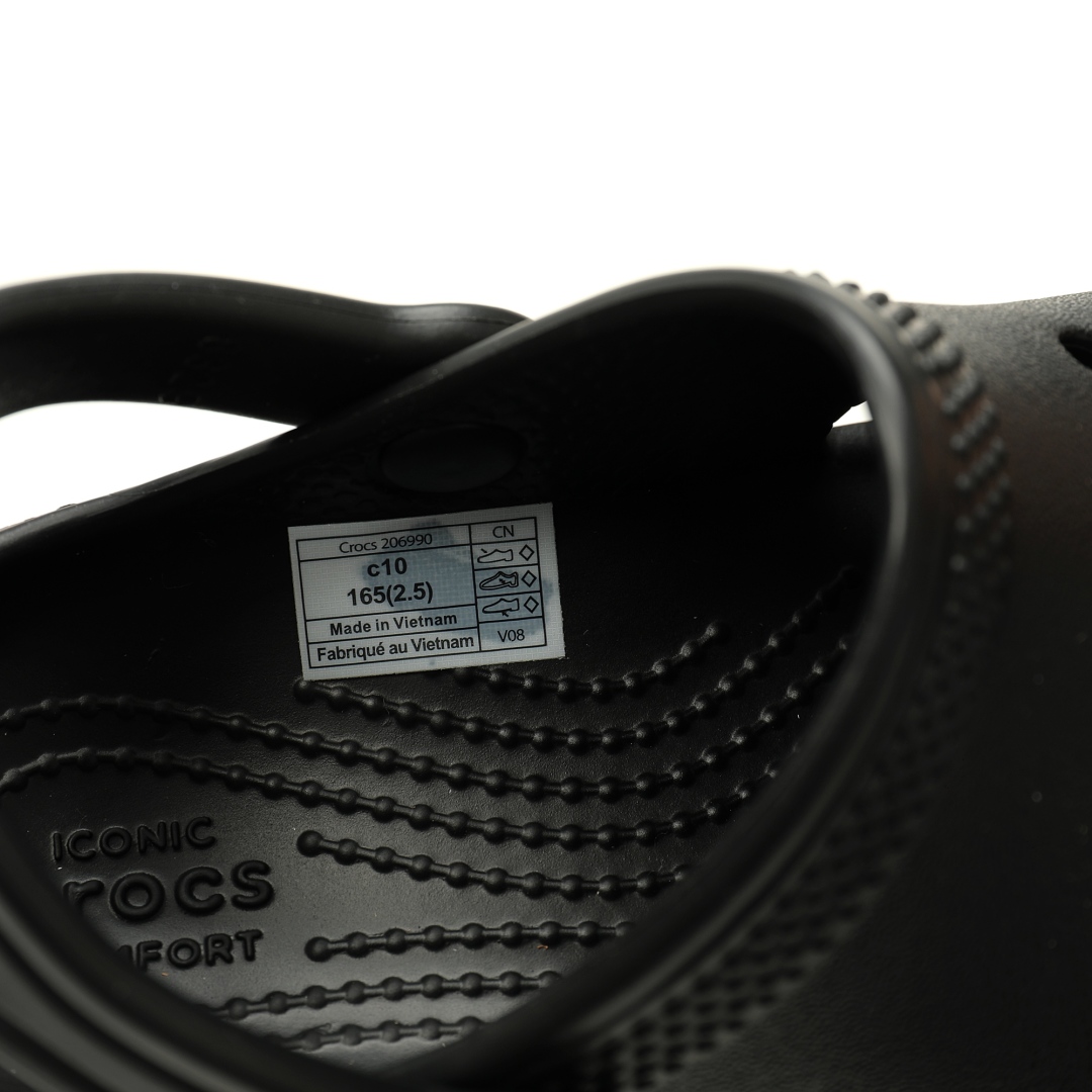 图片[7]-【新品实拍篇童鞋原环保材料,软包无鞋盒!!#全新开发双层超轻95%(注塑)EVA塑料上下层组合模具,5%泡沫塑料发泡缓震物料❗️风靡全球的四季皆宜的鞋!美国休闲鞋履品牌·卡骆驰/Crocs Classic Clog Infant Toddler Sandals 云朵系列沙滩穿搭休闲涉水洞洞鞋凉拖鞋“全黑”206990-001 尺码：小童/C8=24-25码 C9=25-26码 C10=27-28码 C11=28-29码 C12=29-30码 C13=30-31码 大童/J1=32-33码 J2=33-34码 J3=34-35码 Crocs（卡骆驰）是全球创新休闲鞋的出色品牌。Crocs秉承其核心的塑模鞋履工艺，推出了适宜四季的丰富的休闲鞋品。 所有Crocs鞋款均采用Crocslite材质制造，这项革命性技术令每一双鞋都具有柔软、舒适Crocs经典白色克骆格鞋款，外观纯白，外型酷似鳄鱼头，鞋面圆头圆脑、布满洞洞，这种经典的休闲鞋也被很多人亲切的称为 “洞洞鞋”。而且鞋子兼具非凉鞋所拥有的防滑耐磨性，鞋底采用耐磨树脂材质，在行走中，不易滑倒，给予双脚最大的缓冲保护。鞋子后跟还有可调节、可翻转的后跟带，放前面变成惬意舒适的凉拖，放后面行走跳跃更加稳固。一鞋两穿，抓地力强，适合多种场合！-选品中心