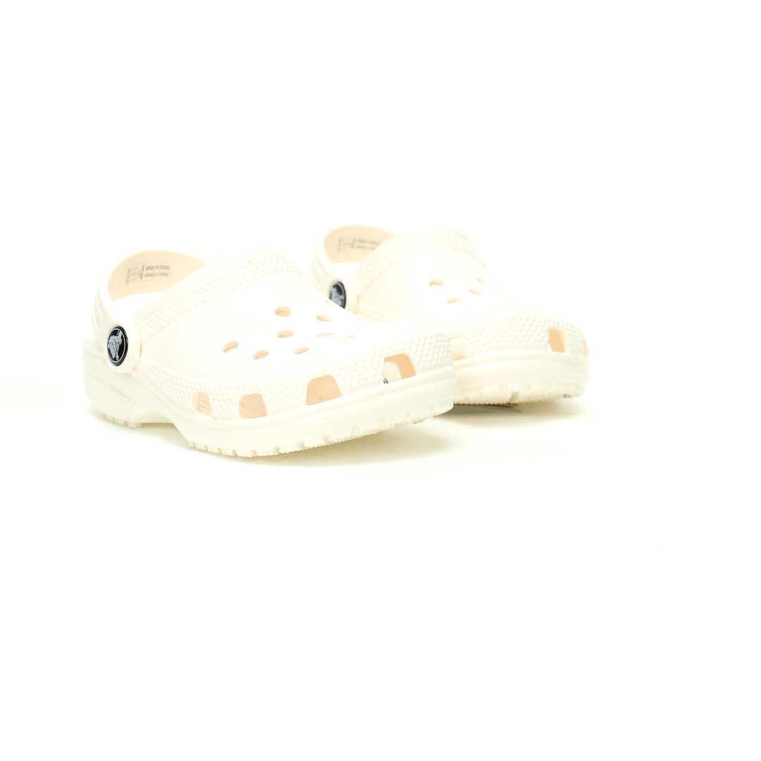 图片[5]-【新品实拍篇童鞋原环保材料,软包无鞋盒!!#全新开发双层超轻95%(注塑)EVA塑料上下层组合模具,5%泡沫塑料发泡缓震物料❗️风靡全球的四季皆宜的鞋!美国休闲鞋履品牌·卡骆驰/Crocs Classic Clog Infant Toddler Sandals 云朵系列沙滩穿搭休闲涉水洞洞鞋凉拖鞋“全白”206990-100 尺码：小童/C8=24-25码 C9=25-26码 C10=27-28码 C11=28-29码 C12=29-30码 C13=30-31码 大童/J1=32-33码 J2=33-34码 J3=34-35码 Crocs（卡骆驰）是全球创新休闲鞋的出色品牌。Crocs秉承其核心的塑模鞋履工艺，推出了适宜四季的丰富的休闲鞋品。 所有Crocs鞋款均采用Crocslite材质制造，这项革命性技术令每一双鞋都具有柔软、舒适Crocs经典白色克骆格鞋款，外观纯白，外型酷似鳄鱼头，鞋面圆头圆脑、布满洞洞，这种经典的休闲鞋也被很多人亲切的称为 “洞洞鞋”。而且鞋子兼具非凉鞋所拥有的防滑耐磨性，鞋底采用耐磨树脂材质，在行走中，不易滑倒，给予双脚最大的缓冲保护。鞋子后跟还有可调节、可翻转的后跟带，放前面变成惬意舒适的凉拖，放后面行走跳跃更加稳固。一鞋两穿，抓地力强，适合多种场合！-选品中心