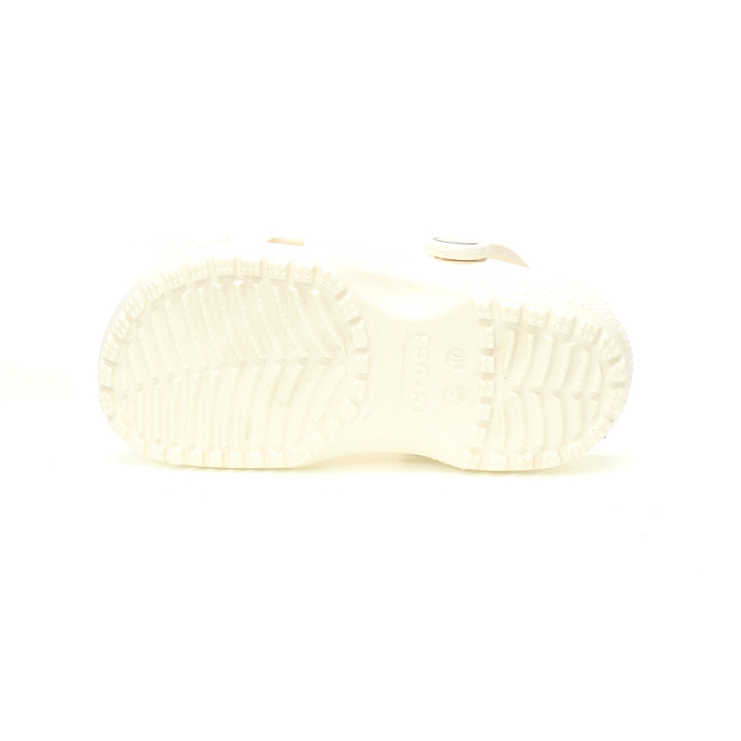 图片[4]-【新品实拍篇童鞋原环保材料,软包无鞋盒!!#全新开发双层超轻95%(注塑)EVA塑料上下层组合模具,5%泡沫塑料发泡缓震物料❗️风靡全球的四季皆宜的鞋!美国休闲鞋履品牌·卡骆驰/Crocs Classic Clog Infant Toddler Sandals 云朵系列沙滩穿搭休闲涉水洞洞鞋凉拖鞋“全白”206990-100 尺码：小童/C8=24-25码 C9=25-26码 C10=27-28码 C11=28-29码 C12=29-30码 C13=30-31码 大童/J1=32-33码 J2=33-34码 J3=34-35码 Crocs（卡骆驰）是全球创新休闲鞋的出色品牌。Crocs秉承其核心的塑模鞋履工艺，推出了适宜四季的丰富的休闲鞋品。 所有Crocs鞋款均采用Crocslite材质制造，这项革命性技术令每一双鞋都具有柔软、舒适Crocs经典白色克骆格鞋款，外观纯白，外型酷似鳄鱼头，鞋面圆头圆脑、布满洞洞，这种经典的休闲鞋也被很多人亲切的称为 “洞洞鞋”。而且鞋子兼具非凉鞋所拥有的防滑耐磨性，鞋底采用耐磨树脂材质，在行走中，不易滑倒，给予双脚最大的缓冲保护。鞋子后跟还有可调节、可翻转的后跟带，放前面变成惬意舒适的凉拖，放后面行走跳跃更加稳固。一鞋两穿，抓地力强，适合多种场合！-选品中心