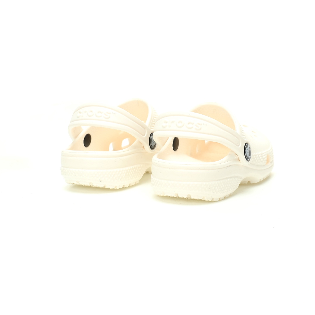 图片[6]-【新品实拍篇童鞋原环保材料,软包无鞋盒!!#全新开发双层超轻95%(注塑)EVA塑料上下层组合模具,5%泡沫塑料发泡缓震物料❗️风靡全球的四季皆宜的鞋!美国休闲鞋履品牌·卡骆驰/Crocs Classic Clog Infant Toddler Sandals 云朵系列沙滩穿搭休闲涉水洞洞鞋凉拖鞋“全白”206990-100 尺码：小童/C8=24-25码 C9=25-26码 C10=27-28码 C11=28-29码 C12=29-30码 C13=30-31码 大童/J1=32-33码 J2=33-34码 J3=34-35码 Crocs（卡骆驰）是全球创新休闲鞋的出色品牌。Crocs秉承其核心的塑模鞋履工艺，推出了适宜四季的丰富的休闲鞋品。 所有Crocs鞋款均采用Crocslite材质制造，这项革命性技术令每一双鞋都具有柔软、舒适Crocs经典白色克骆格鞋款，外观纯白，外型酷似鳄鱼头，鞋面圆头圆脑、布满洞洞，这种经典的休闲鞋也被很多人亲切的称为 “洞洞鞋”。而且鞋子兼具非凉鞋所拥有的防滑耐磨性，鞋底采用耐磨树脂材质，在行走中，不易滑倒，给予双脚最大的缓冲保护。鞋子后跟还有可调节、可翻转的后跟带，放前面变成惬意舒适的凉拖，放后面行走跳跃更加稳固。一鞋两穿，抓地力强，适合多种场合！-选品中心