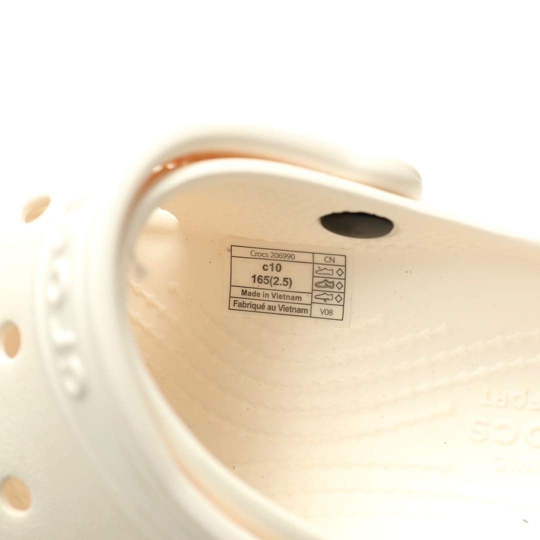 图片[7]-【新品实拍篇童鞋原环保材料,软包无鞋盒!!#全新开发双层超轻95%(注塑)EVA塑料上下层组合模具,5%泡沫塑料发泡缓震物料❗️风靡全球的四季皆宜的鞋!美国休闲鞋履品牌·卡骆驰/Crocs Classic Clog Infant Toddler Sandals 云朵系列沙滩穿搭休闲涉水洞洞鞋凉拖鞋“全白”206990-100 尺码：小童/C8=24-25码 C9=25-26码 C10=27-28码 C11=28-29码 C12=29-30码 C13=30-31码 大童/J1=32-33码 J2=33-34码 J3=34-35码 Crocs（卡骆驰）是全球创新休闲鞋的出色品牌。Crocs秉承其核心的塑模鞋履工艺，推出了适宜四季的丰富的休闲鞋品。 所有Crocs鞋款均采用Crocslite材质制造，这项革命性技术令每一双鞋都具有柔软、舒适Crocs经典白色克骆格鞋款，外观纯白，外型酷似鳄鱼头，鞋面圆头圆脑、布满洞洞，这种经典的休闲鞋也被很多人亲切的称为 “洞洞鞋”。而且鞋子兼具非凉鞋所拥有的防滑耐磨性，鞋底采用耐磨树脂材质，在行走中，不易滑倒，给予双脚最大的缓冲保护。鞋子后跟还有可调节、可翻转的后跟带，放前面变成惬意舒适的凉拖，放后面行走跳跃更加稳固。一鞋两穿，抓地力强，适合多种场合！-选品中心