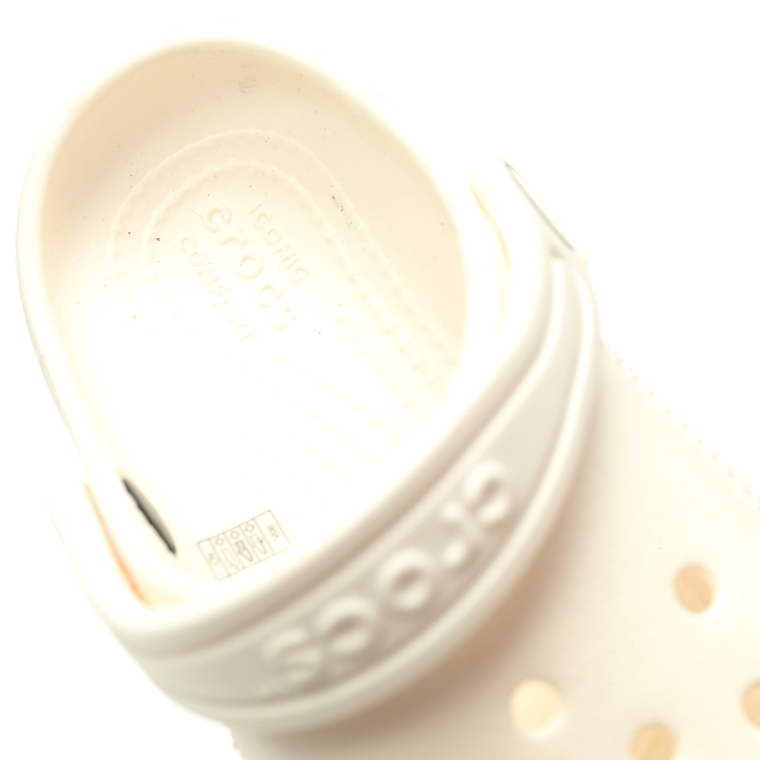 图片[8]-【新品实拍篇童鞋原环保材料,软包无鞋盒!!#全新开发双层超轻95%(注塑)EVA塑料上下层组合模具,5%泡沫塑料发泡缓震物料❗️风靡全球的四季皆宜的鞋!美国休闲鞋履品牌·卡骆驰/Crocs Classic Clog Infant Toddler Sandals 云朵系列沙滩穿搭休闲涉水洞洞鞋凉拖鞋“全白”206990-100 尺码：小童/C8=24-25码 C9=25-26码 C10=27-28码 C11=28-29码 C12=29-30码 C13=30-31码 大童/J1=32-33码 J2=33-34码 J3=34-35码 Crocs（卡骆驰）是全球创新休闲鞋的出色品牌。Crocs秉承其核心的塑模鞋履工艺，推出了适宜四季的丰富的休闲鞋品。 所有Crocs鞋款均采用Crocslite材质制造，这项革命性技术令每一双鞋都具有柔软、舒适Crocs经典白色克骆格鞋款，外观纯白，外型酷似鳄鱼头，鞋面圆头圆脑、布满洞洞，这种经典的休闲鞋也被很多人亲切的称为 “洞洞鞋”。而且鞋子兼具非凉鞋所拥有的防滑耐磨性，鞋底采用耐磨树脂材质，在行走中，不易滑倒，给予双脚最大的缓冲保护。鞋子后跟还有可调节、可翻转的后跟带，放前面变成惬意舒适的凉拖，放后面行走跳跃更加稳固。一鞋两穿，抓地力强，适合多种场合！-选品中心