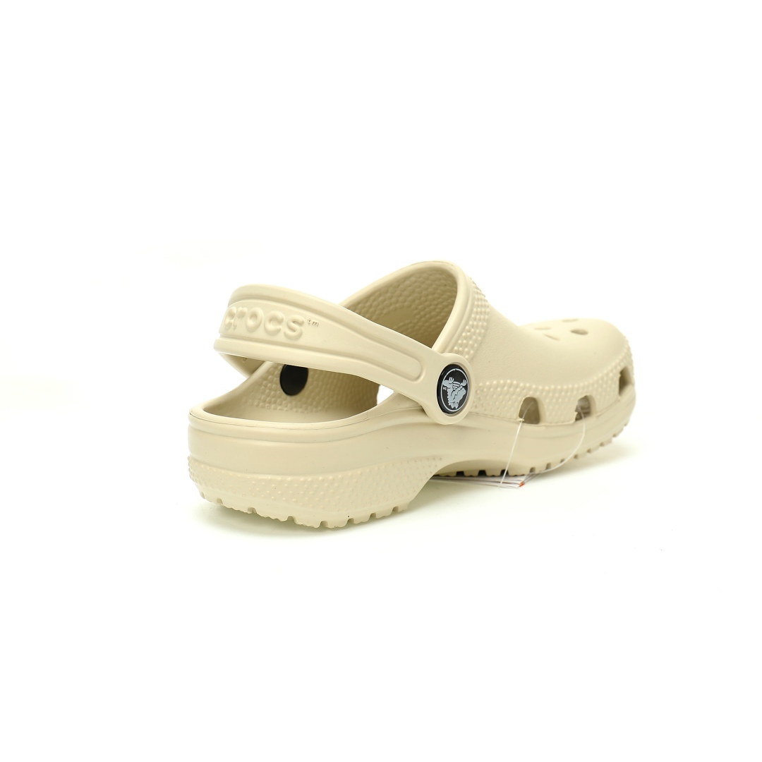 图片[2]-【新品实拍篇童鞋原环保材料,软包无鞋盒!!#全新开发双层超轻95%(注塑)EVA塑料上下层组合模具,5%泡沫塑料发泡缓震物料❗️风靡全球的四季皆宜的鞋!美国休闲鞋履品牌·卡骆驰/Crocs Classic Clog Infant Toddler Sandals 云朵系列沙滩穿搭休闲涉水洞洞鞋凉拖鞋“豆沙黄”206990-5AF 尺码：小童/C8=24-25码 C9=25-26码 C10=27-28码 C11=28-29码 C12=29-30码 C13=30-31码 大童/J1=32-33码 J2=33-34码 J3=34-35码 Crocs（卡骆驰）是全球创新休闲鞋的出色品牌。Crocs秉承其核心的塑模鞋履工艺，推出了适宜四季的丰富的休闲鞋品。 所有Crocs鞋款均采用Crocslite材质制造，这项革命性技术令每一双鞋都具有柔软、舒适Crocs经典白色克骆格鞋款，外观纯白，外型酷似鳄鱼头，鞋面圆头圆脑、布满洞洞，这种经典的休闲鞋也被很多人亲切的称为 “洞洞鞋”。而且鞋子兼具非凉鞋所拥有的防滑耐磨性，鞋底采用耐磨树脂材质，在行走中，不易滑倒，给予双脚最大的缓冲保护。鞋子后跟还有可调节、可翻转的后跟带，放前面变成惬意舒适的凉拖，放后面行走跳跃更加稳固。一鞋两穿，抓地力强，适合多种场合！-选品中心