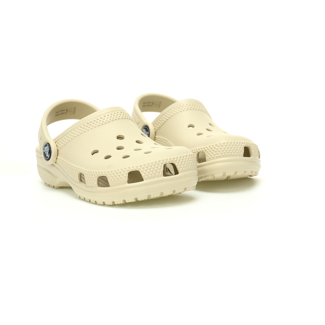 图片[5]-【新品实拍篇童鞋原环保材料,软包无鞋盒!!#全新开发双层超轻95%(注塑)EVA塑料上下层组合模具,5%泡沫塑料发泡缓震物料❗️风靡全球的四季皆宜的鞋!美国休闲鞋履品牌·卡骆驰/Crocs Classic Clog Infant Toddler Sandals 云朵系列沙滩穿搭休闲涉水洞洞鞋凉拖鞋“豆沙黄”206990-5AF 尺码：小童/C8=24-25码 C9=25-26码 C10=27-28码 C11=28-29码 C12=29-30码 C13=30-31码 大童/J1=32-33码 J2=33-34码 J3=34-35码 Crocs（卡骆驰）是全球创新休闲鞋的出色品牌。Crocs秉承其核心的塑模鞋履工艺，推出了适宜四季的丰富的休闲鞋品。 所有Crocs鞋款均采用Crocslite材质制造，这项革命性技术令每一双鞋都具有柔软、舒适Crocs经典白色克骆格鞋款，外观纯白，外型酷似鳄鱼头，鞋面圆头圆脑、布满洞洞，这种经典的休闲鞋也被很多人亲切的称为 “洞洞鞋”。而且鞋子兼具非凉鞋所拥有的防滑耐磨性，鞋底采用耐磨树脂材质，在行走中，不易滑倒，给予双脚最大的缓冲保护。鞋子后跟还有可调节、可翻转的后跟带，放前面变成惬意舒适的凉拖，放后面行走跳跃更加稳固。一鞋两穿，抓地力强，适合多种场合！-选品中心